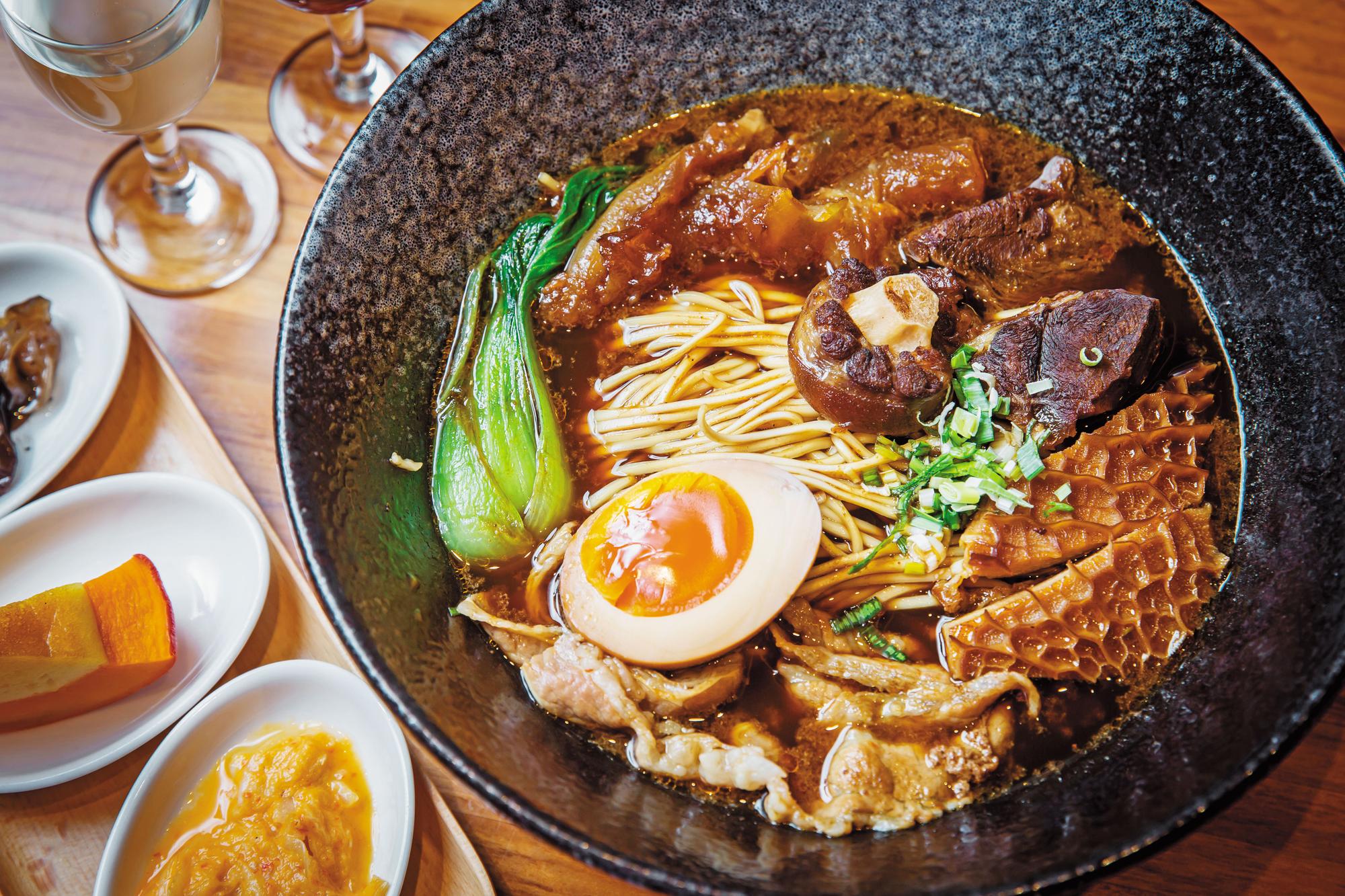 從小就愛吃自家旅館牛肉麵的辜仲立,蓋旅館外,還開了總裁牛肉麵館,將頂級口味分享出去。