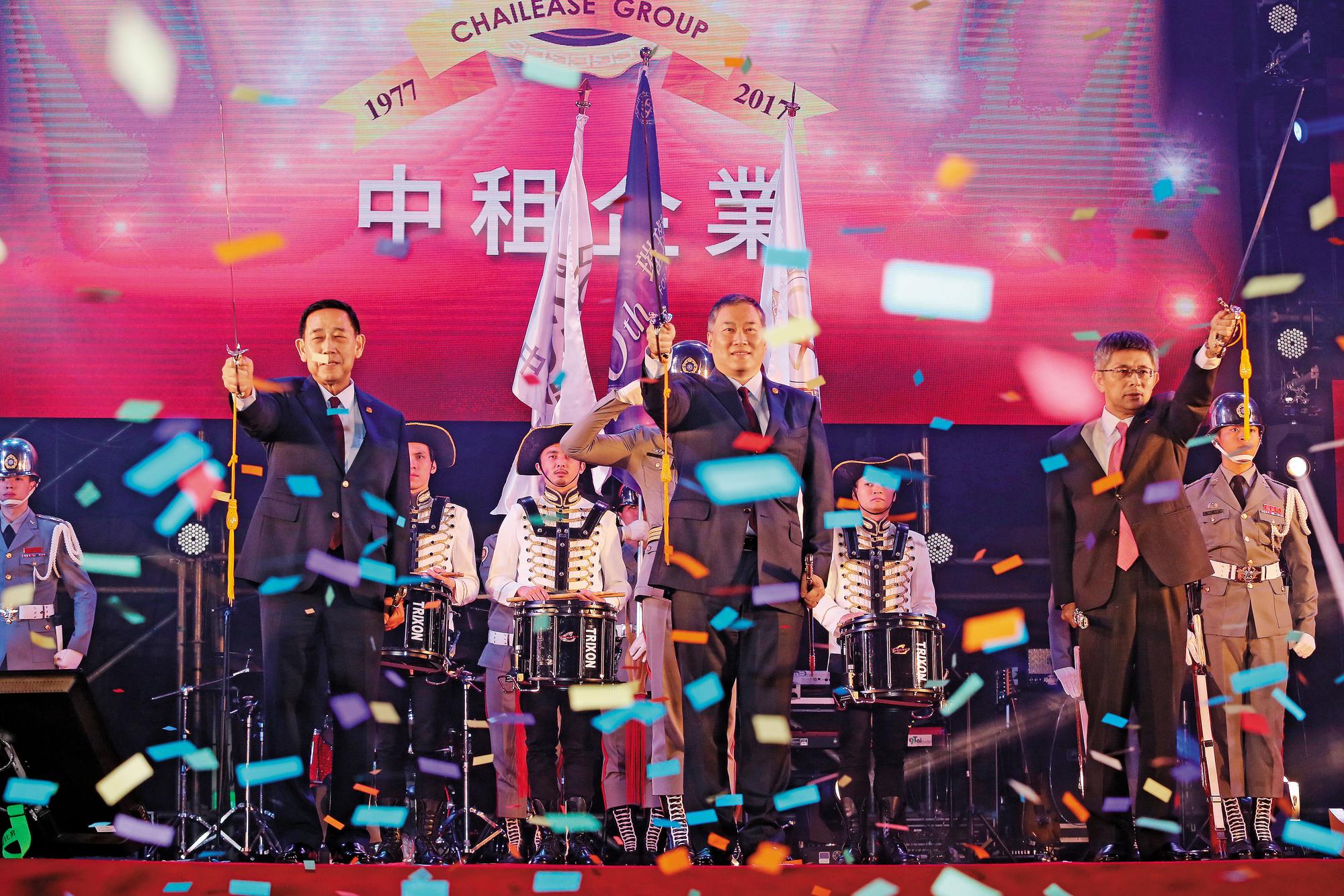 中租40旺年會上,辜仲立(中)帶著兩大事業體中租控股董事長陳鳳龍(右)和中實控股董事長黃炳彰(左)一起上台,與員工們分享成長的榮耀。