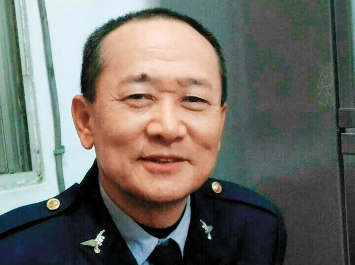 64歲的江振昌是漂亮旅店夜班櫃台，被發現時仍死守崗位。（翻攝網路）