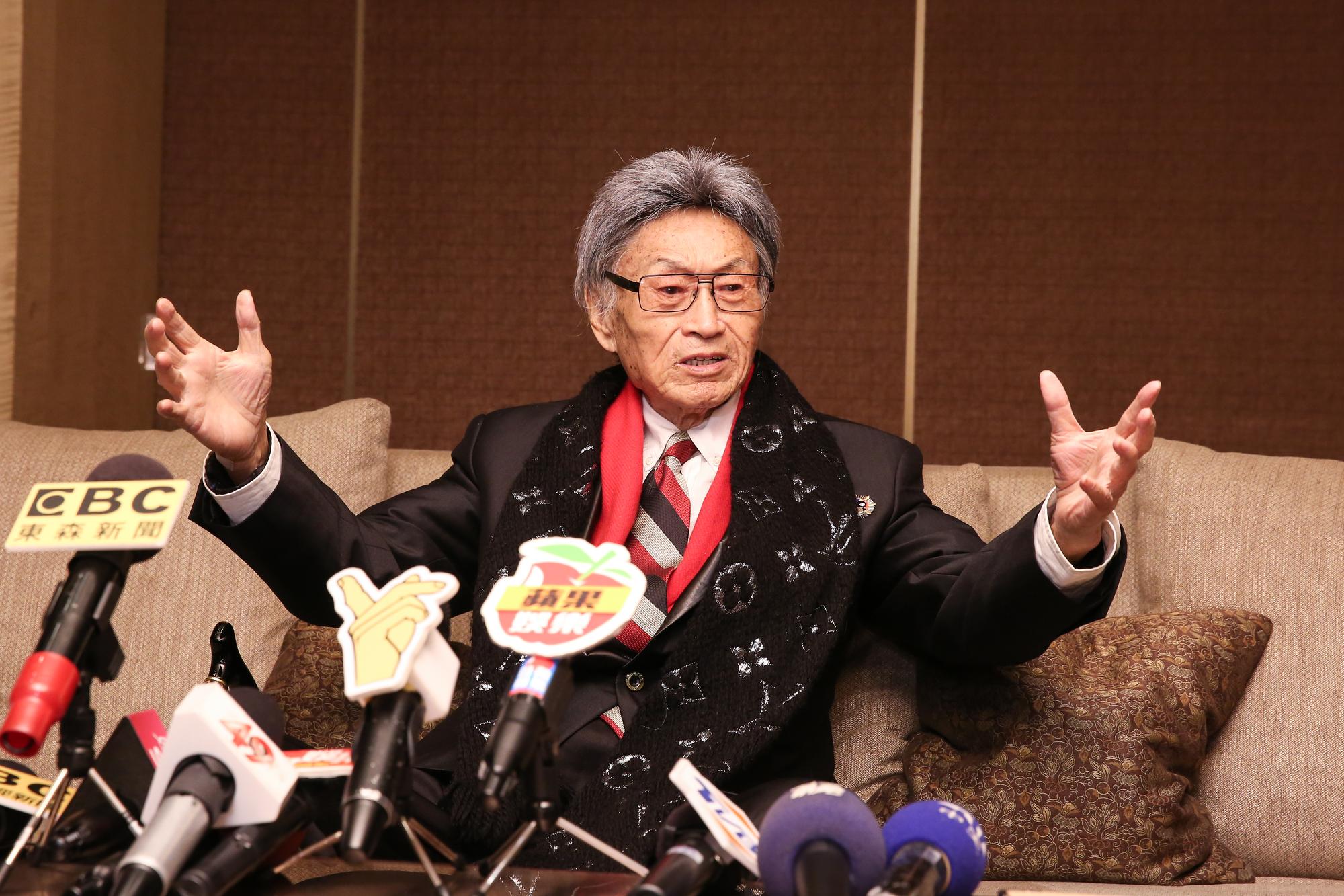 傅達仁硬撐著痛楚出席兒子婚禮,接受媒體十分鐘聯訪,說話清晰有力,但其實體力上還是不佳,經常需要坐下來休息。