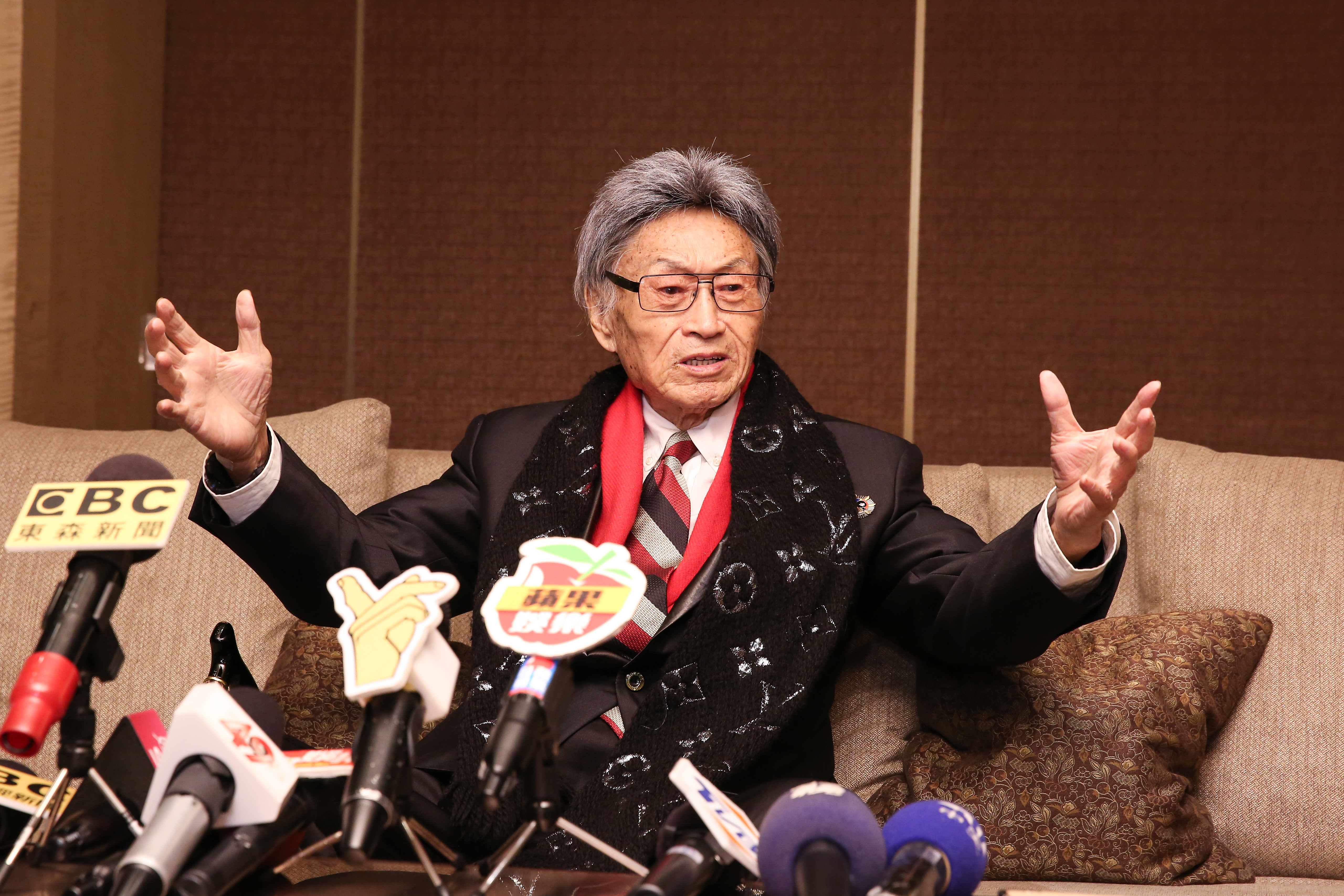 傅達仁硬撐著痛楚出席兒子婚禮，接受媒體十分鐘聯訪，說話清晰有力，但其實體力上還是不佳，經常需要坐下來休息。