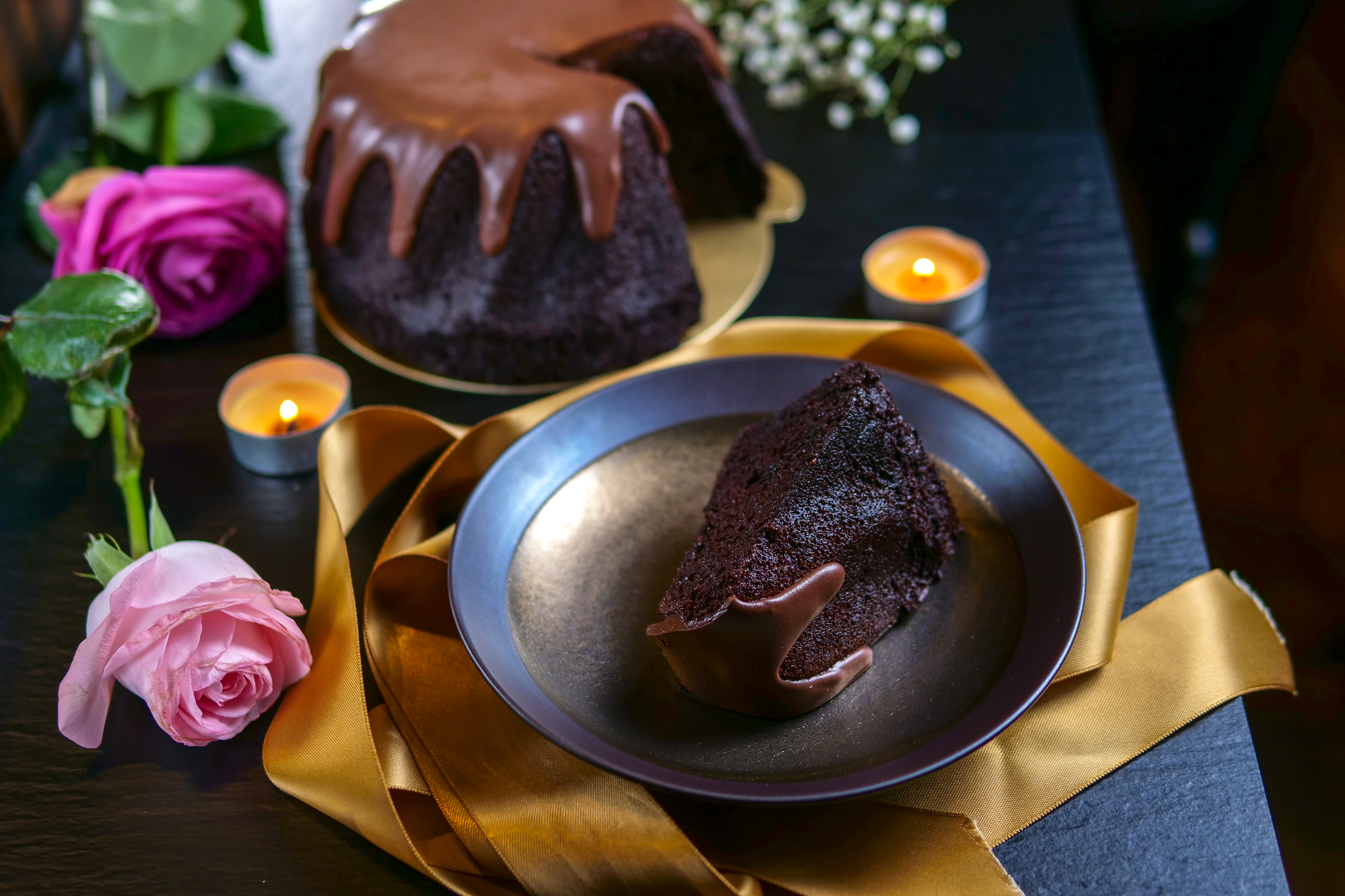 蛋糕體的質地比布朗尼鬆軟、比戚風蛋糕紮實的「綠玉皇冠」，包裹著帶花香的甘納許。（1,640元／6吋）