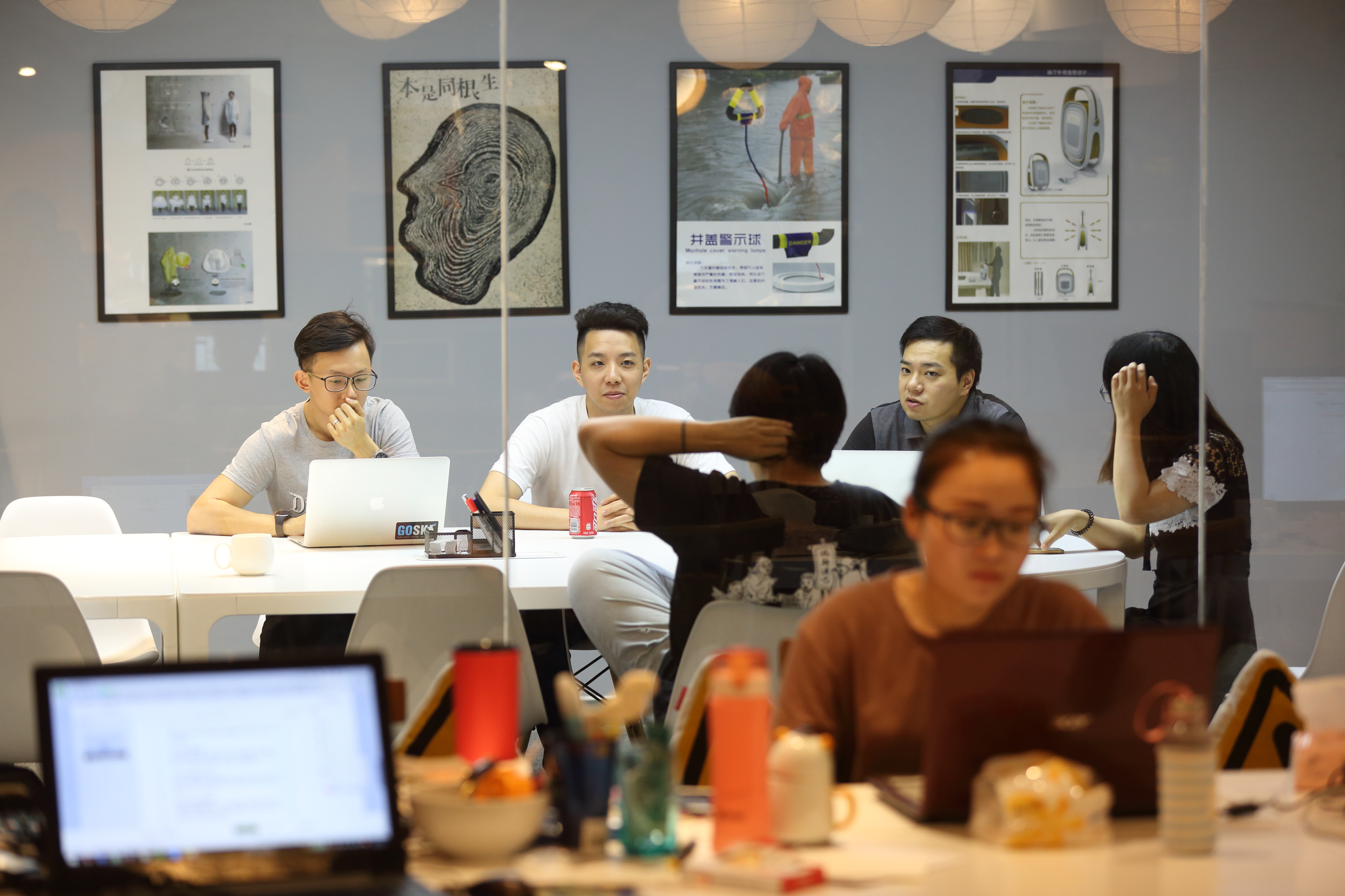 算命15年的簡子復（左2），不只每天幫自己測運勢，連找員工都有獨到的挑選標準。