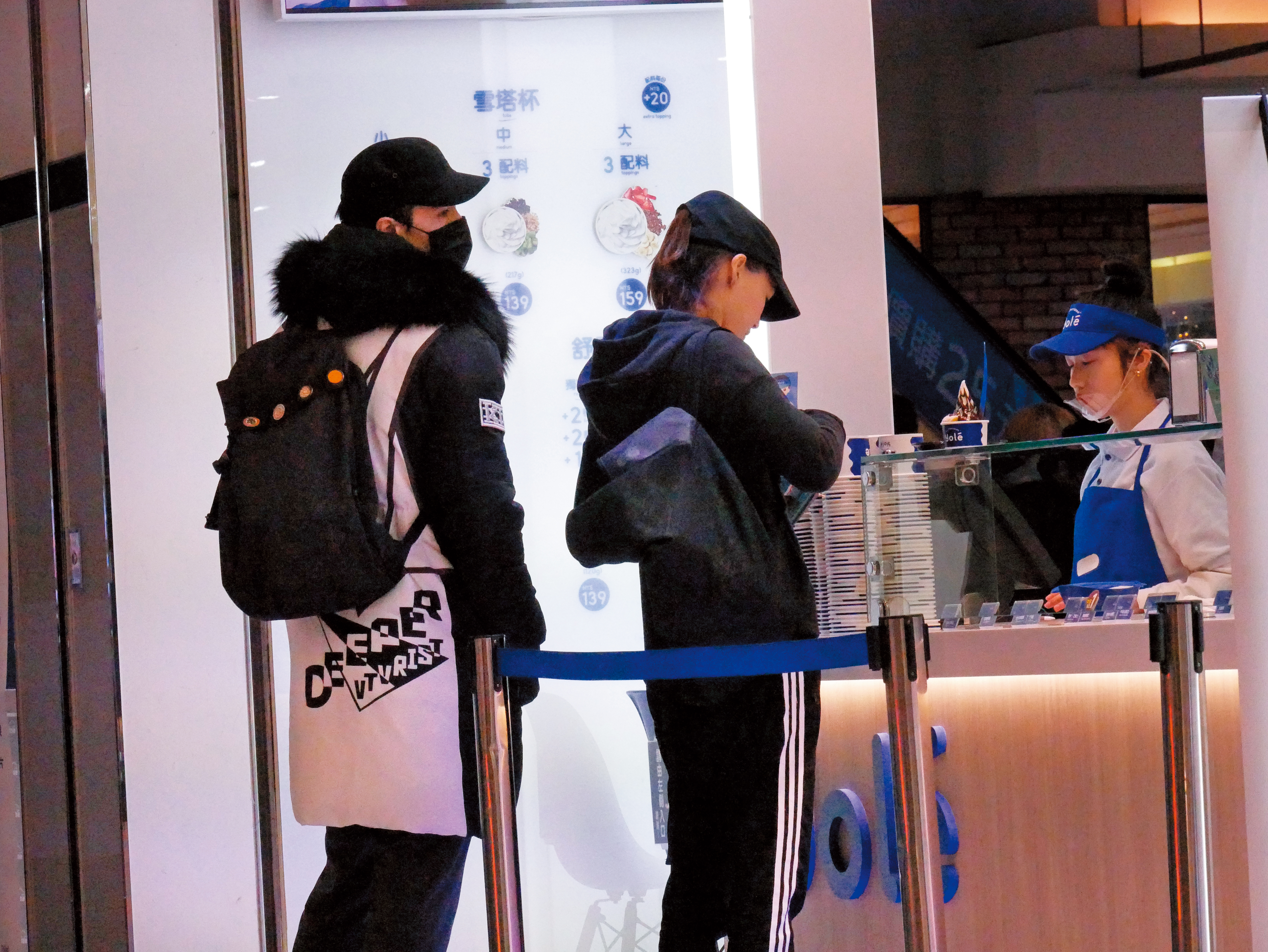 錦榮（左）跟Akemi（右）又在出雙入對，但2人就是不認戀情。