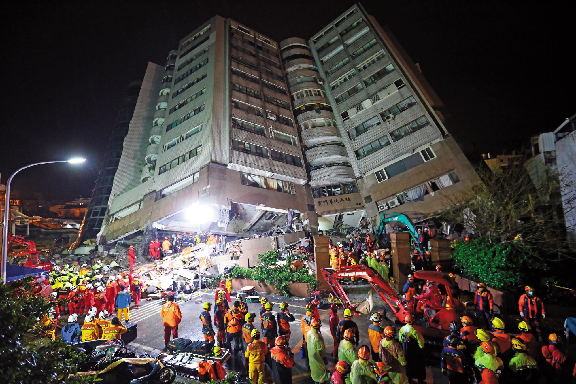 花蓮震災導致雲門翠堤大樓下陷倒塌，社區內住戶死傷慘重。