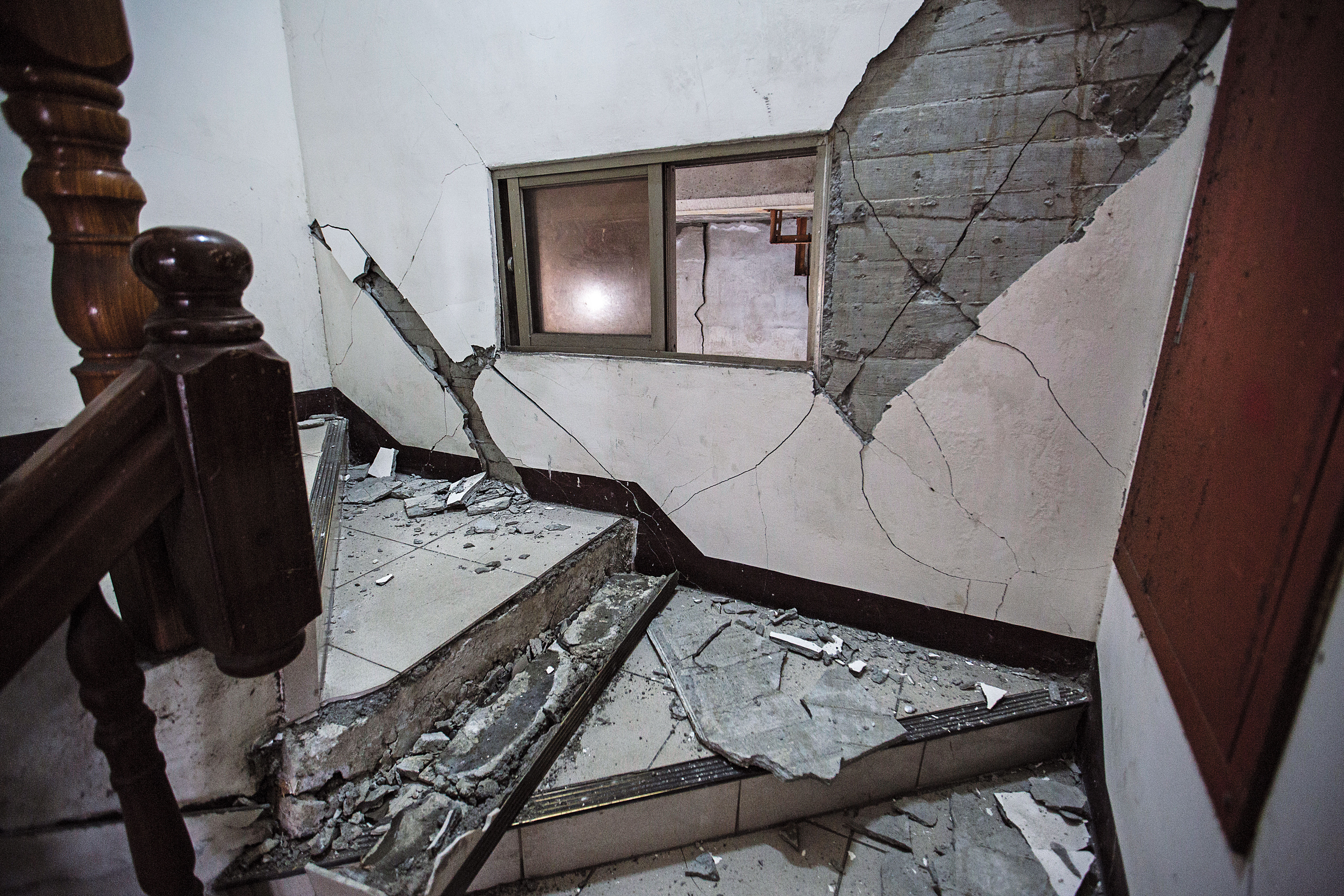 國盛六街住戶幸運地逃過死劫,但昔日家園成為殘磚破瓦,任誰都無法接受。