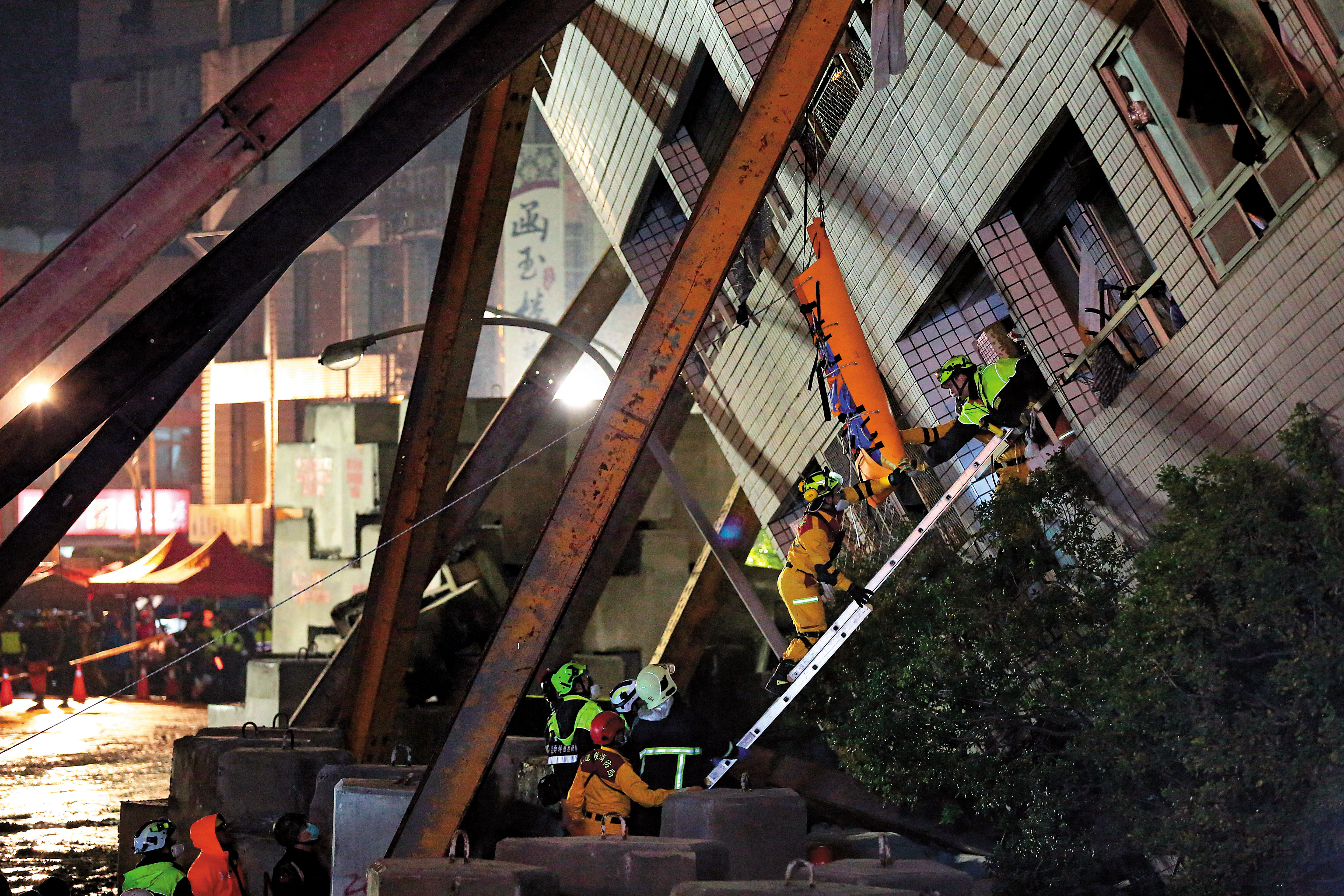 雲翠社區不斷傳出倒塌危機,緊急用多根鋼梁加固,救災人員則冒險深入,場面怵目驚心。