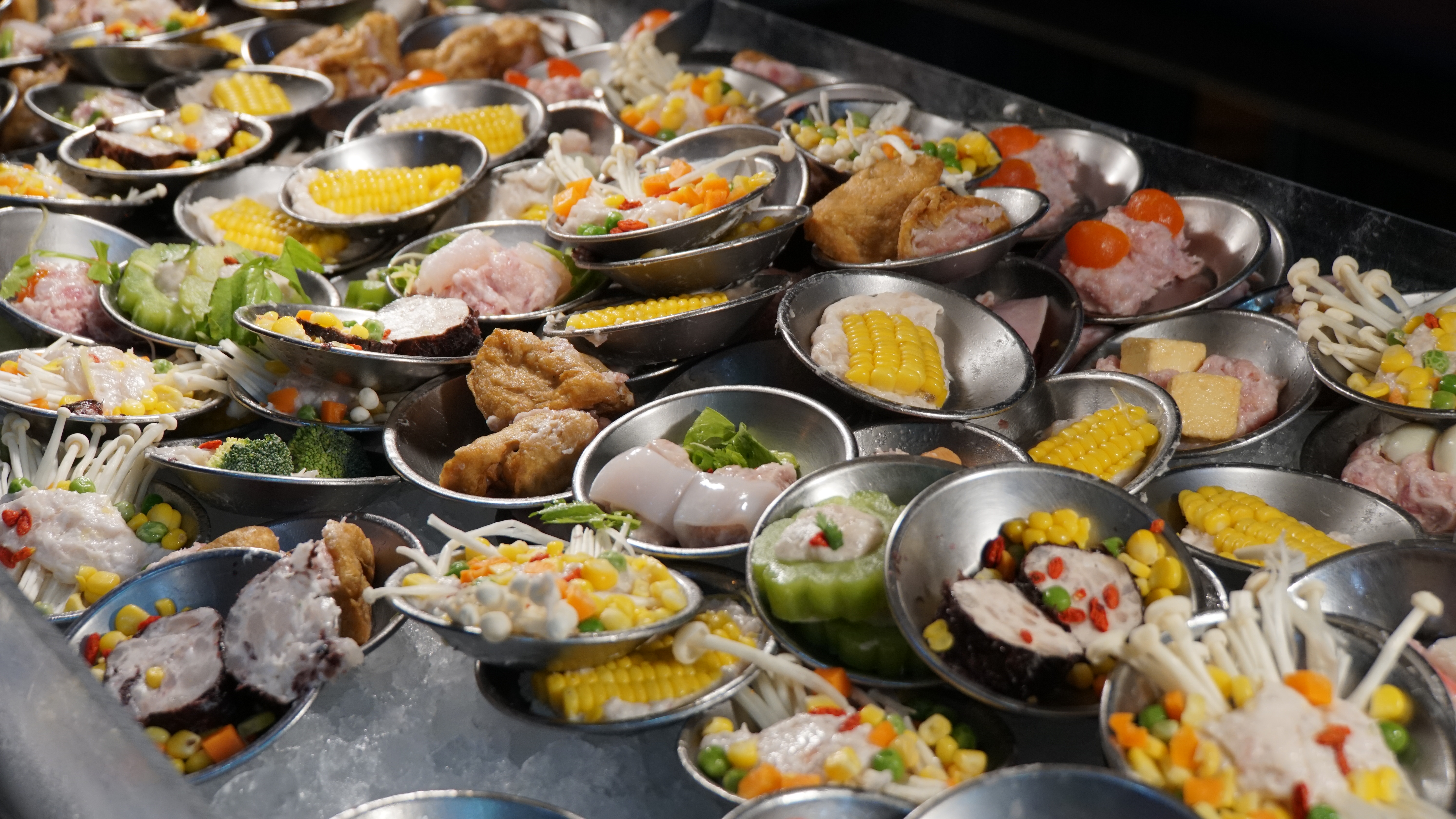 位於泰國宋卡府合艾市區好運肉骨茶的點心多以蝦漿、魚漿為基底，搭配蔬菜，每盤都十分誘人。