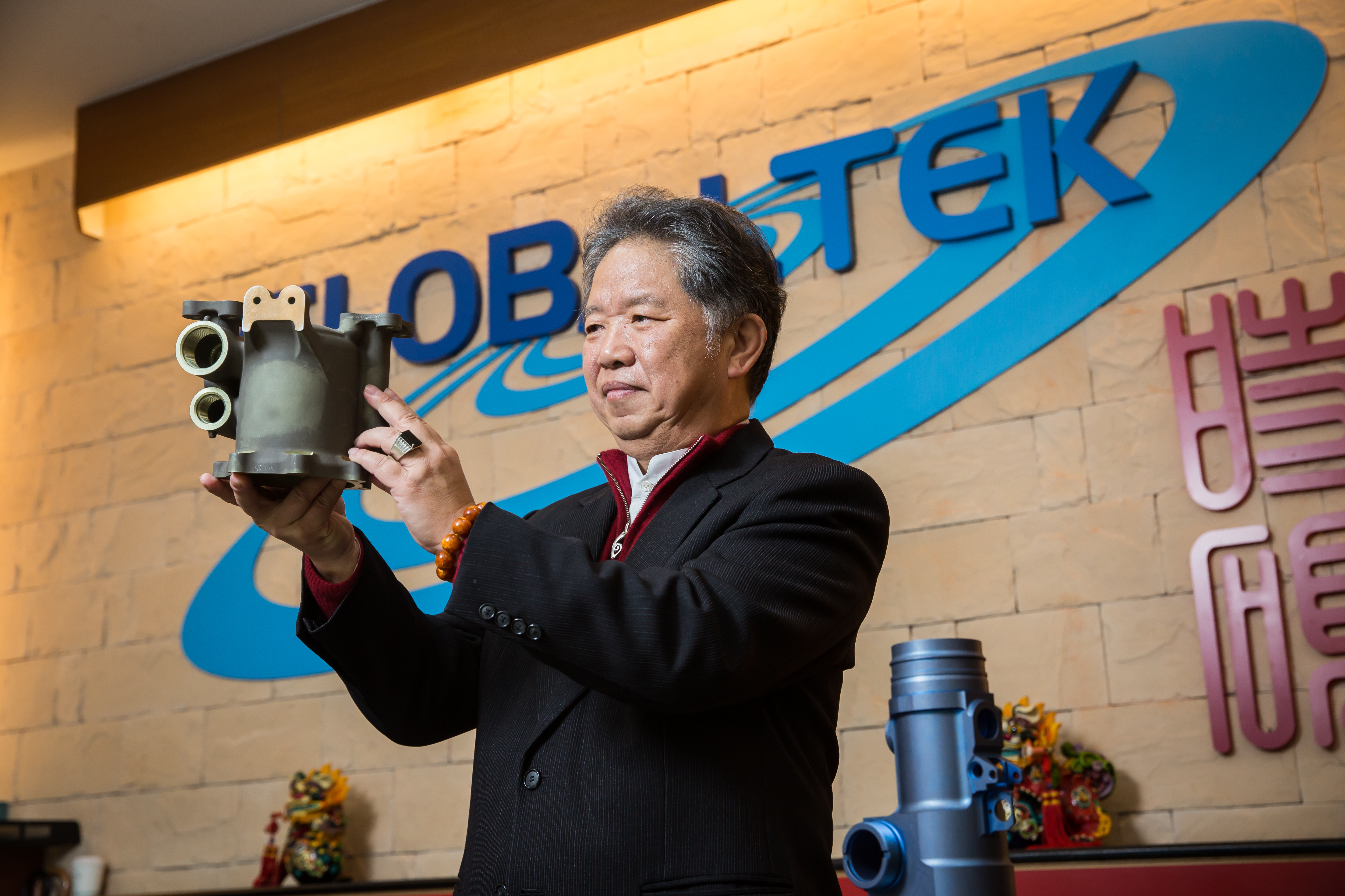 黃亞興50歲那年離開前東家，另起爐灶創立時碩工業，秉著良好的業務力與技術後盾，成功打進汽車安全氣囊、傳動；工業儀表；航太等一線客戶，去年營收達33億元。