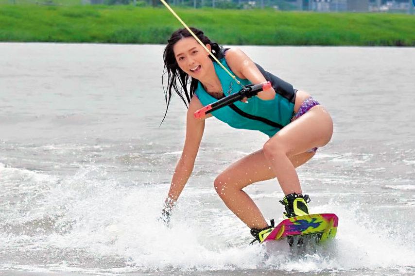 王心恬樂於嘗試各種運動，衝浪時的她也很有風情。（王心恬提供）