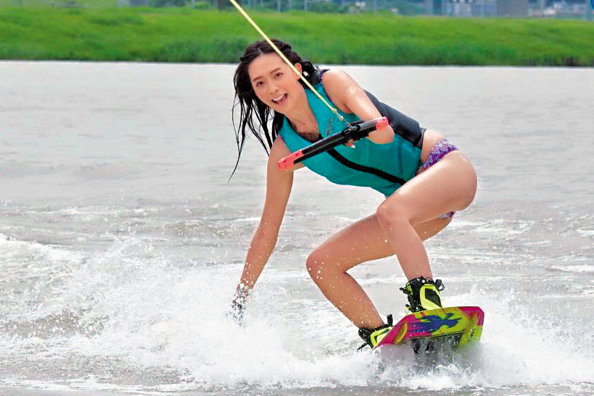 王心恬樂於嘗試各種運動，衝浪時的她也很有風情。（王心恬提供）