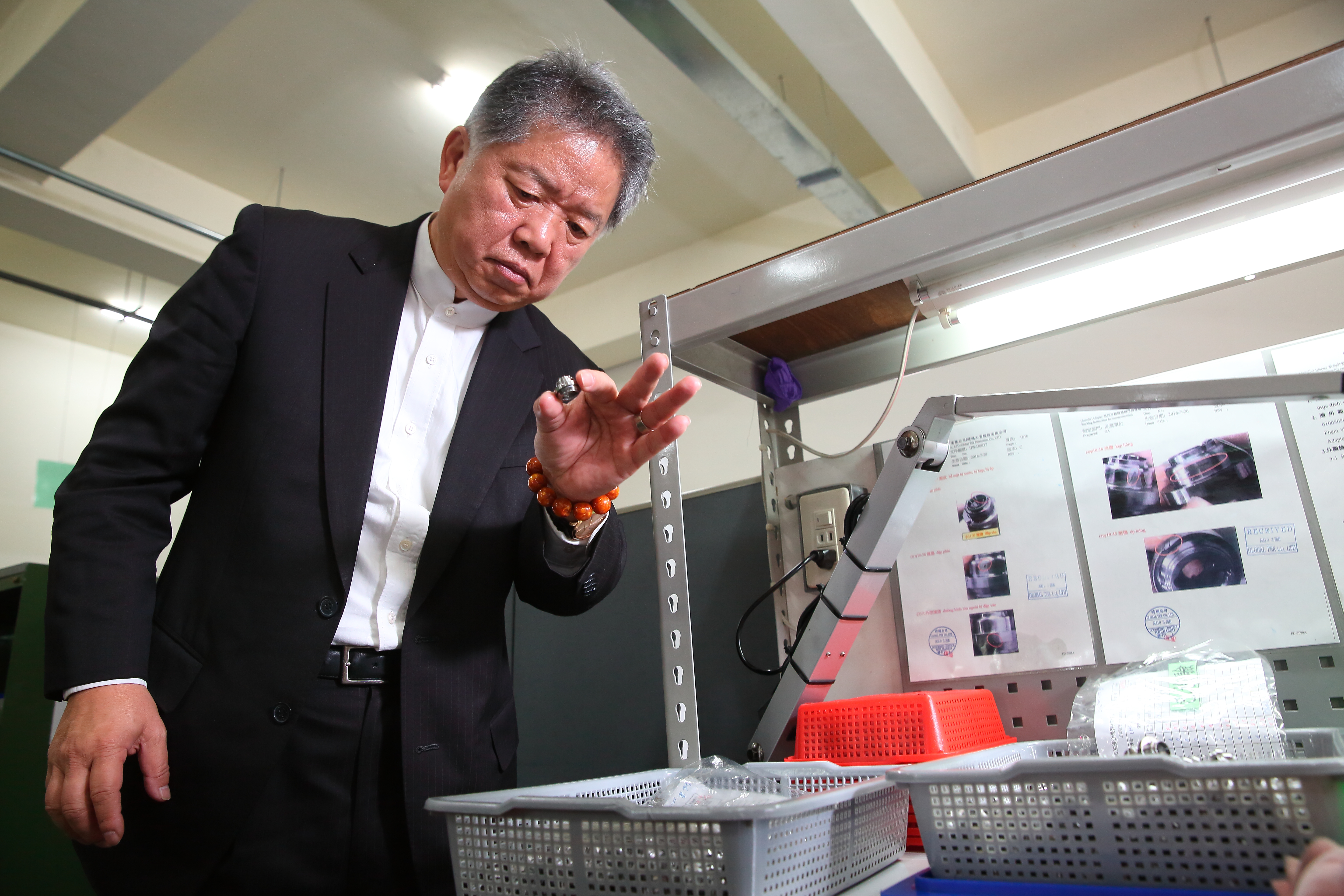 對於客戶開發很有一套的黃亞興認為，寧可多花時間打進各領域第一名大廠的供應鏈，其他同領域的世界前五大廠訂單自然會來。