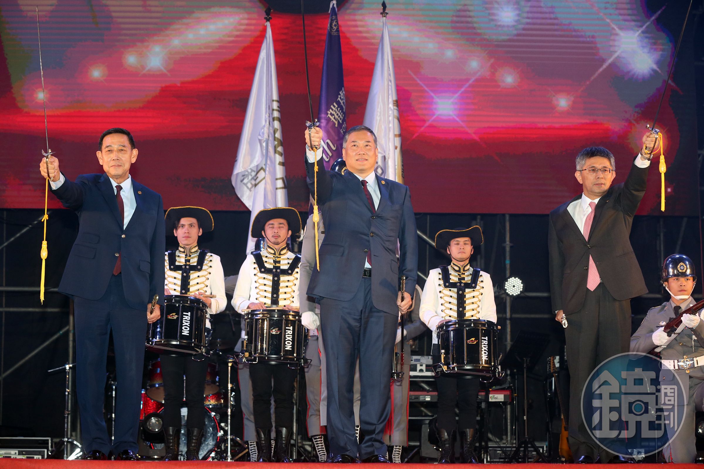 中租40旺年會上，辜仲立帶著兩大事業體中租控股董事長陳鳳龍和中實控股董事長黃炳彰一起上台，與員工們分享成長的榮耀。
