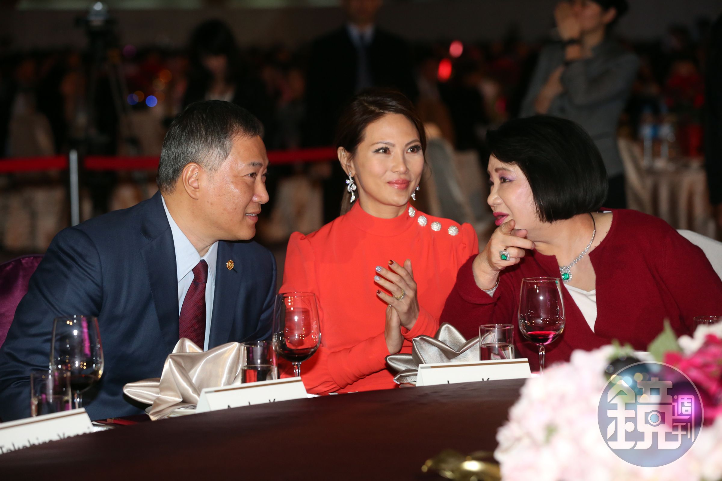 辜仲立和夫人辜周靖華一起出席了中租40旺年會，最右為母親辜林瑞慧。