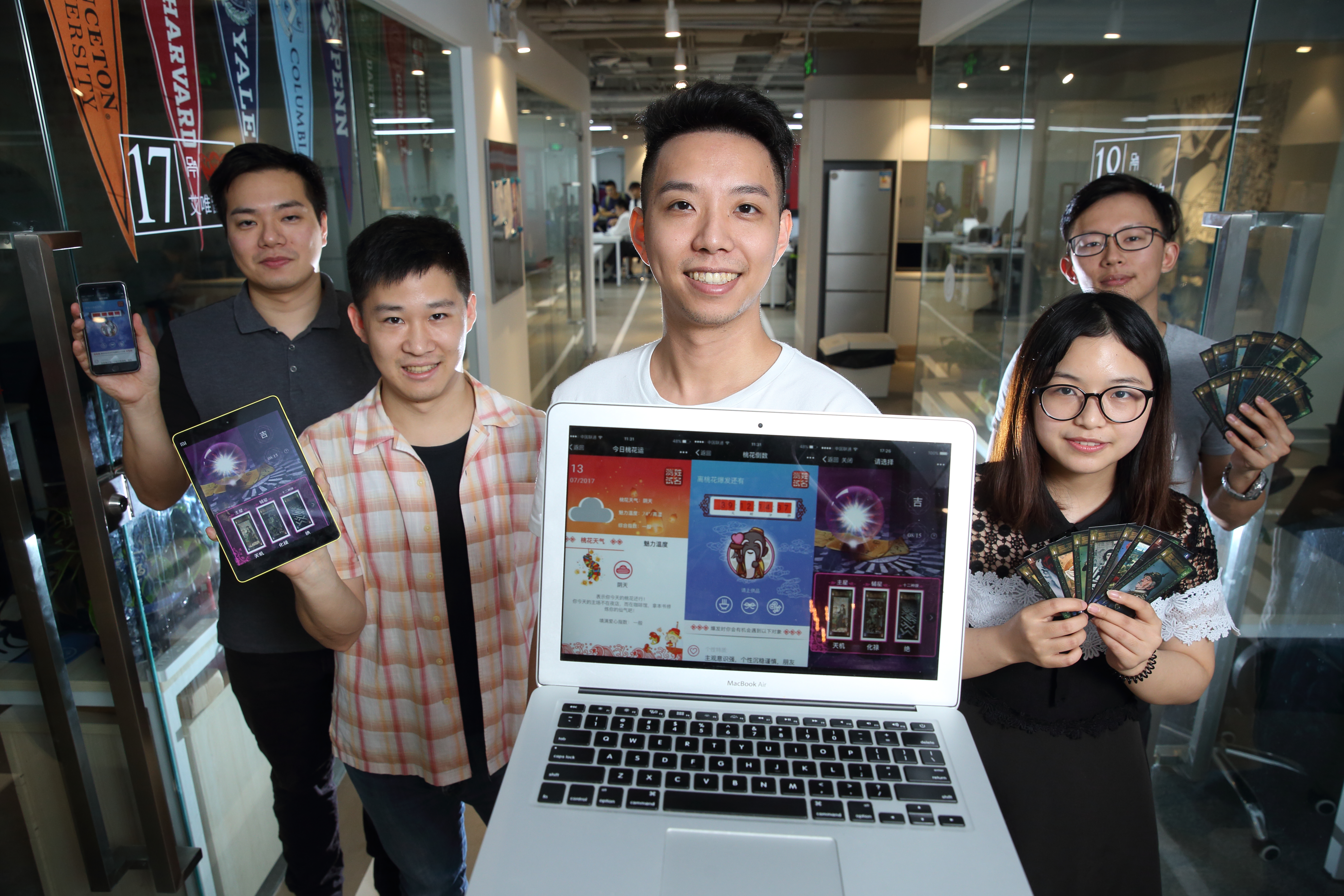 率領台灣團隊赴北京創業，簡子復（中）建議，要在互聯網領域創業，不如先進大陸企業上班。