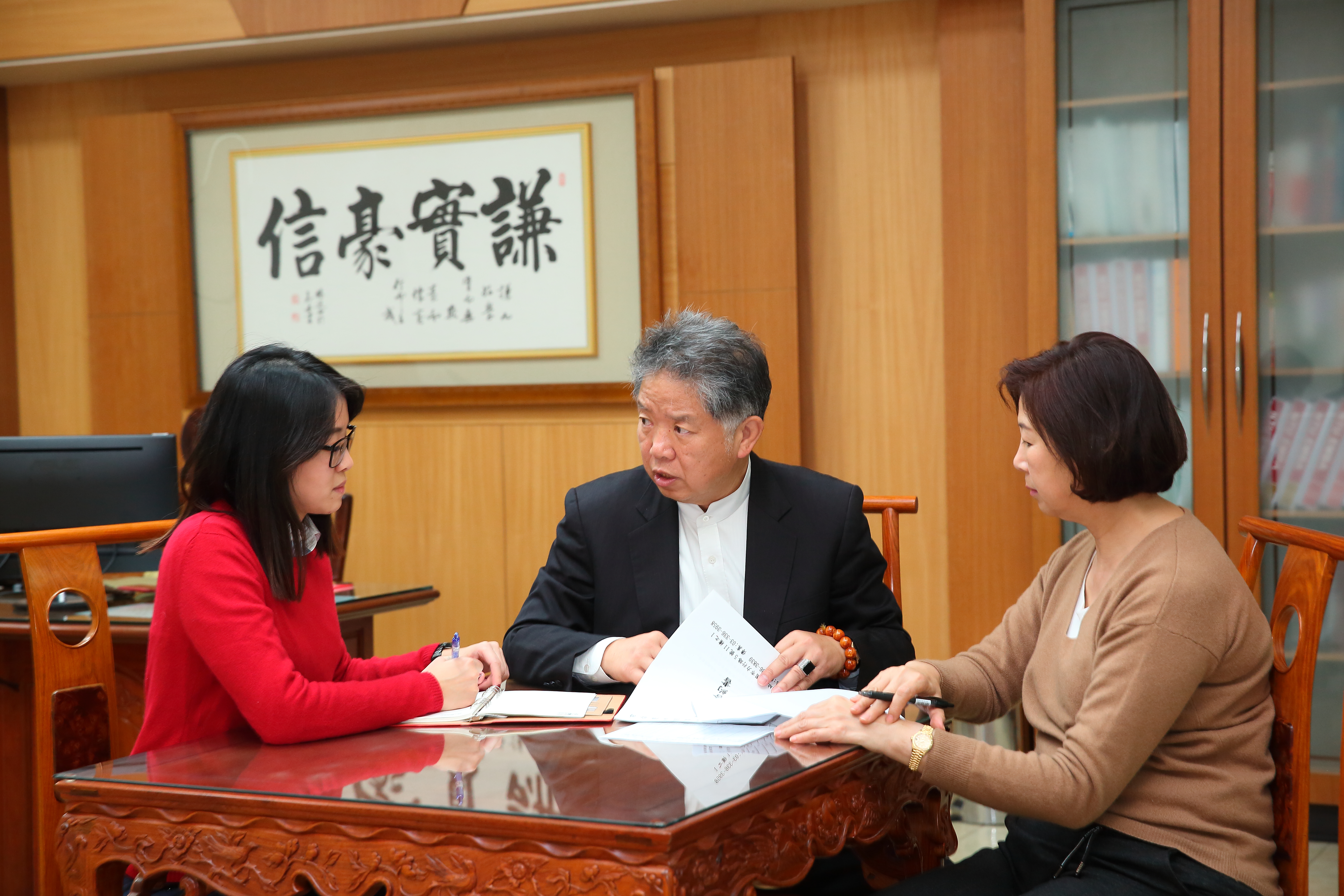 黃亞興（中）的老婆劉祖英（右）在公司擔任董事長特助，女兒黃琪（左）則擔任董事長祕書，一家人時常在一起討論公務。