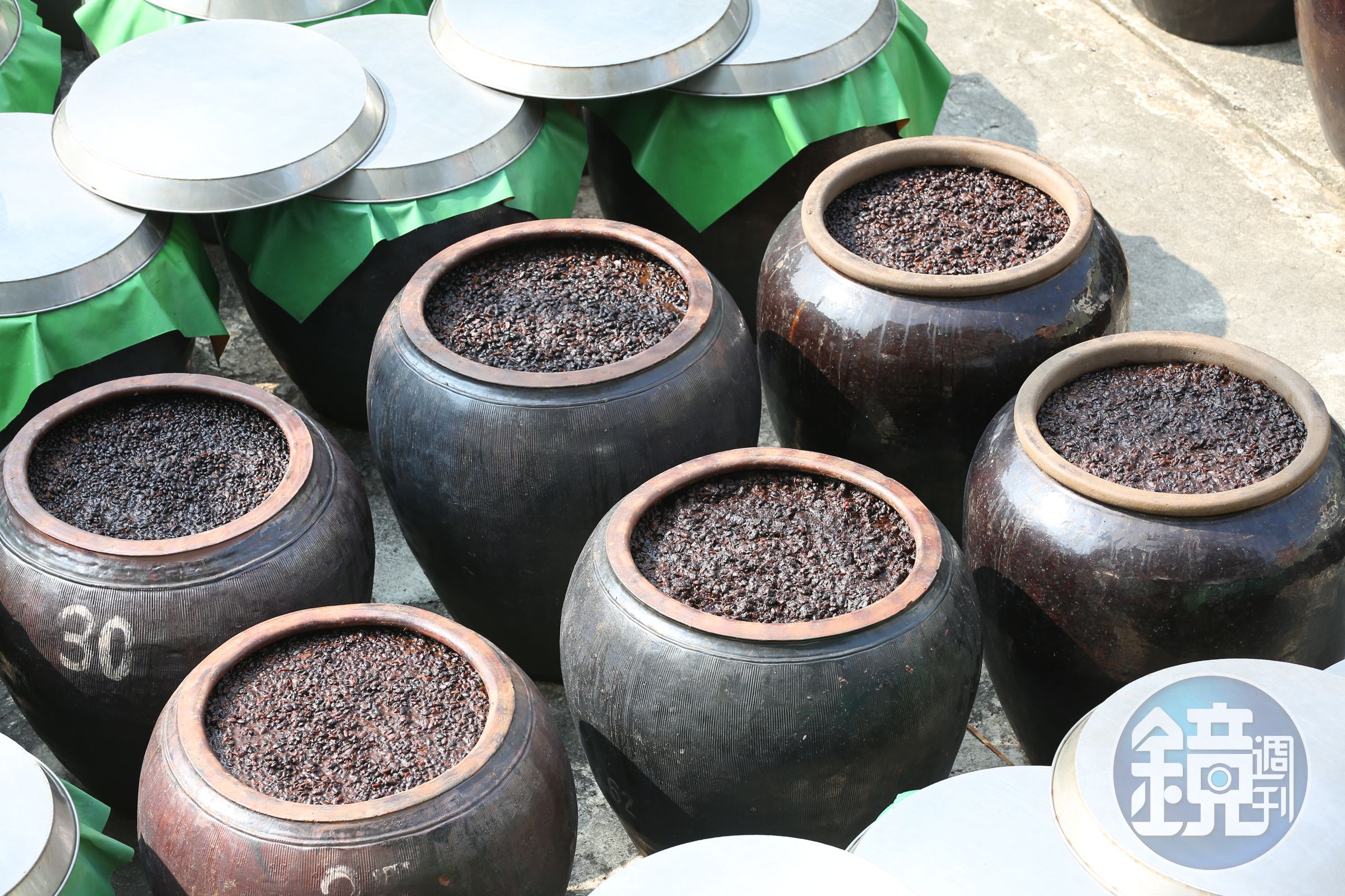 民生食品廠內有3百多個釀造甕缸，是高雄當地經營50多年的老字號。