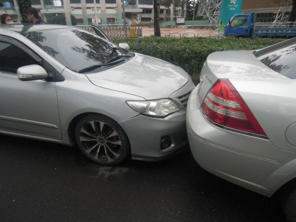 劉女吸食笑氣，神情恍惚，追撞了車子渾然不覺。（警方提供）