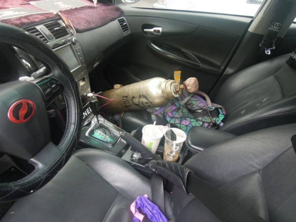 警方在劉女車上發現笑氣鋼瓶。（警方提供）