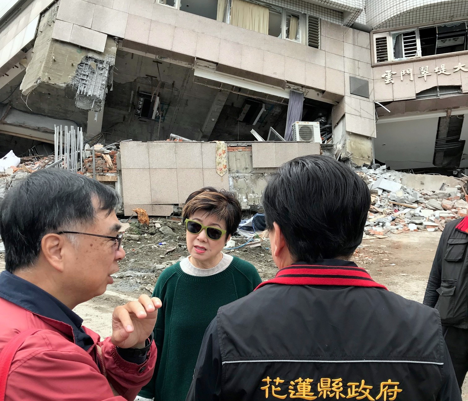 台積電慈善基金會董事長張淑芬，親赴花蓮協助震災民眾。（台積電慈善基金會提供）