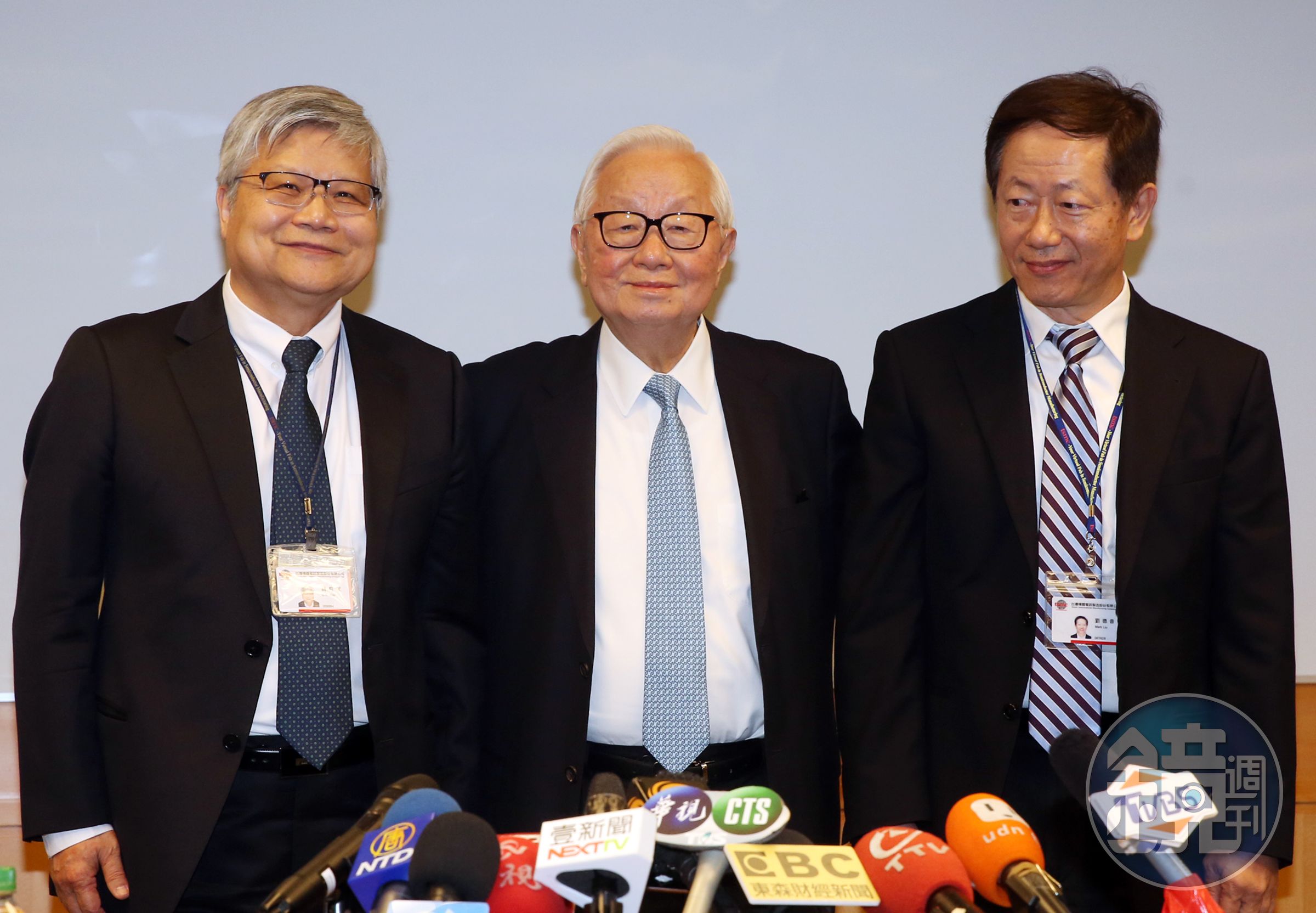 張忠謀獨創則任分工的雙首長制，希望藉此避免人才流失問題，左1為魏哲家，右1為劉德音。