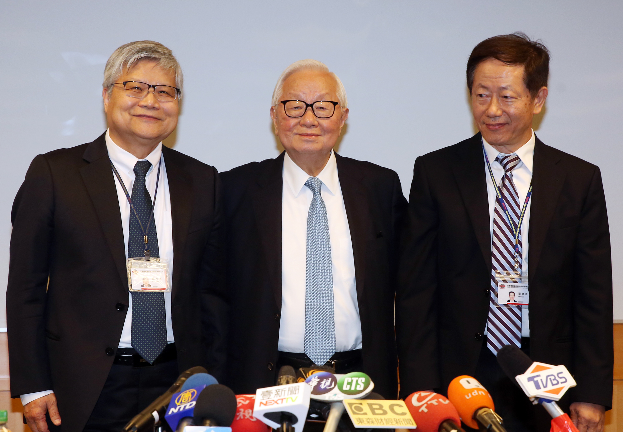 張忠謀獨創則任分工的雙首長制，希望藉此避免人才流失問題，左1為魏哲家，右1為劉德音。