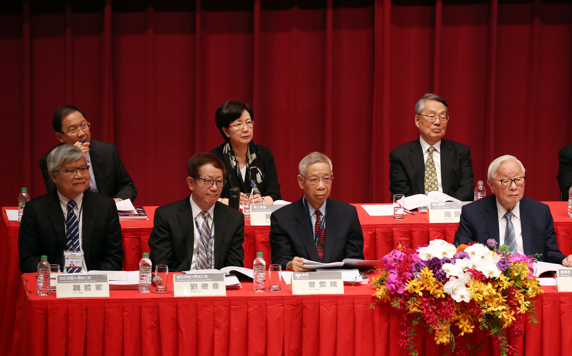 施振榮透露，張忠謀要求台積電全體董事留任。