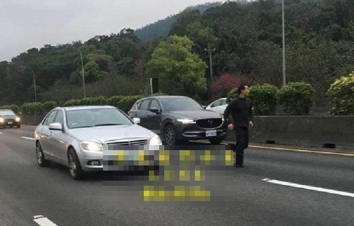 彭姓駕駛為躲警方追緝，竟闖國道攔車，不幸遭輾斃。（警方提供）