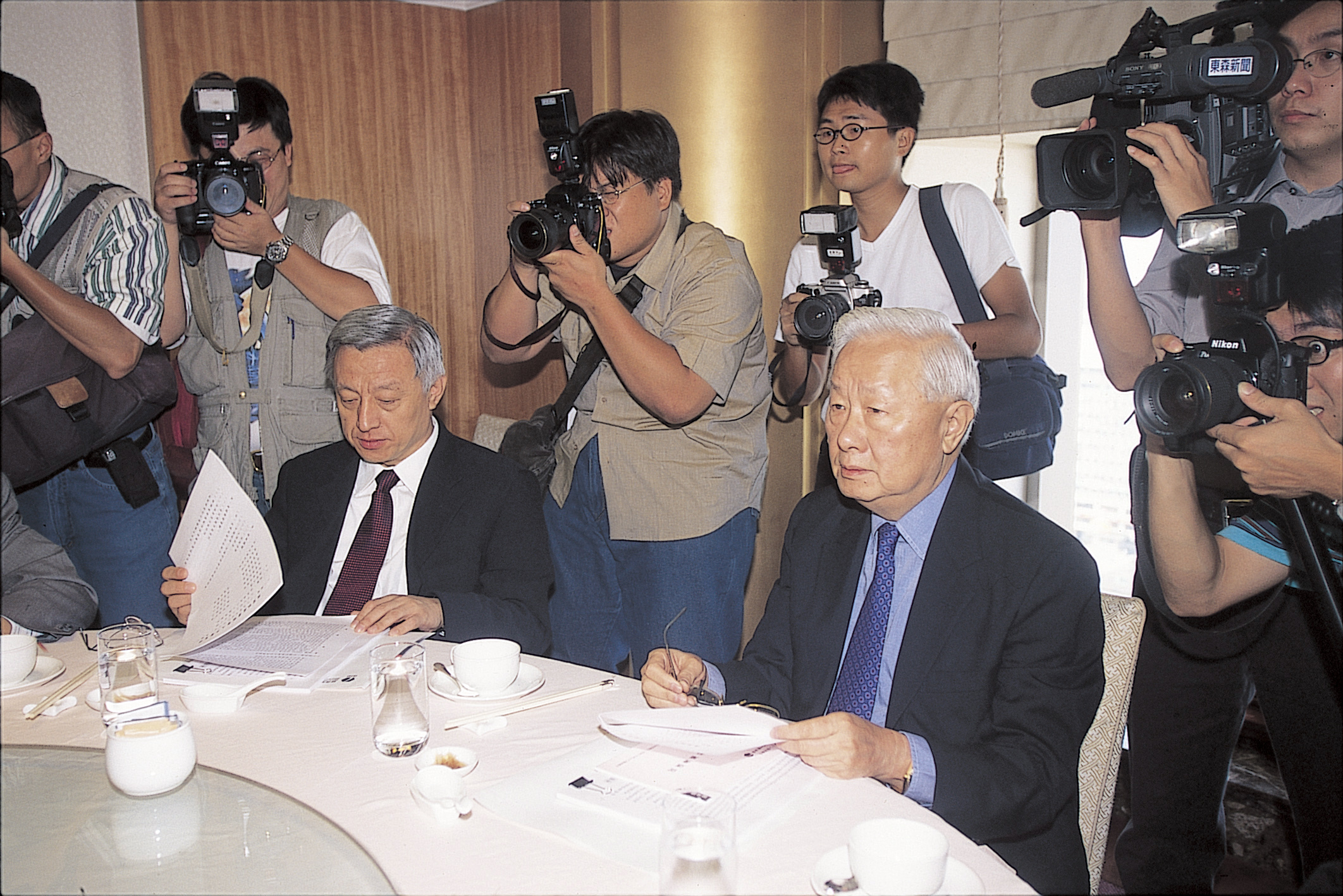 曾和張忠謀（右）有瑜亮情結的曹興誠（左）說：「張忠謀很偉大。」（今周刊提供）