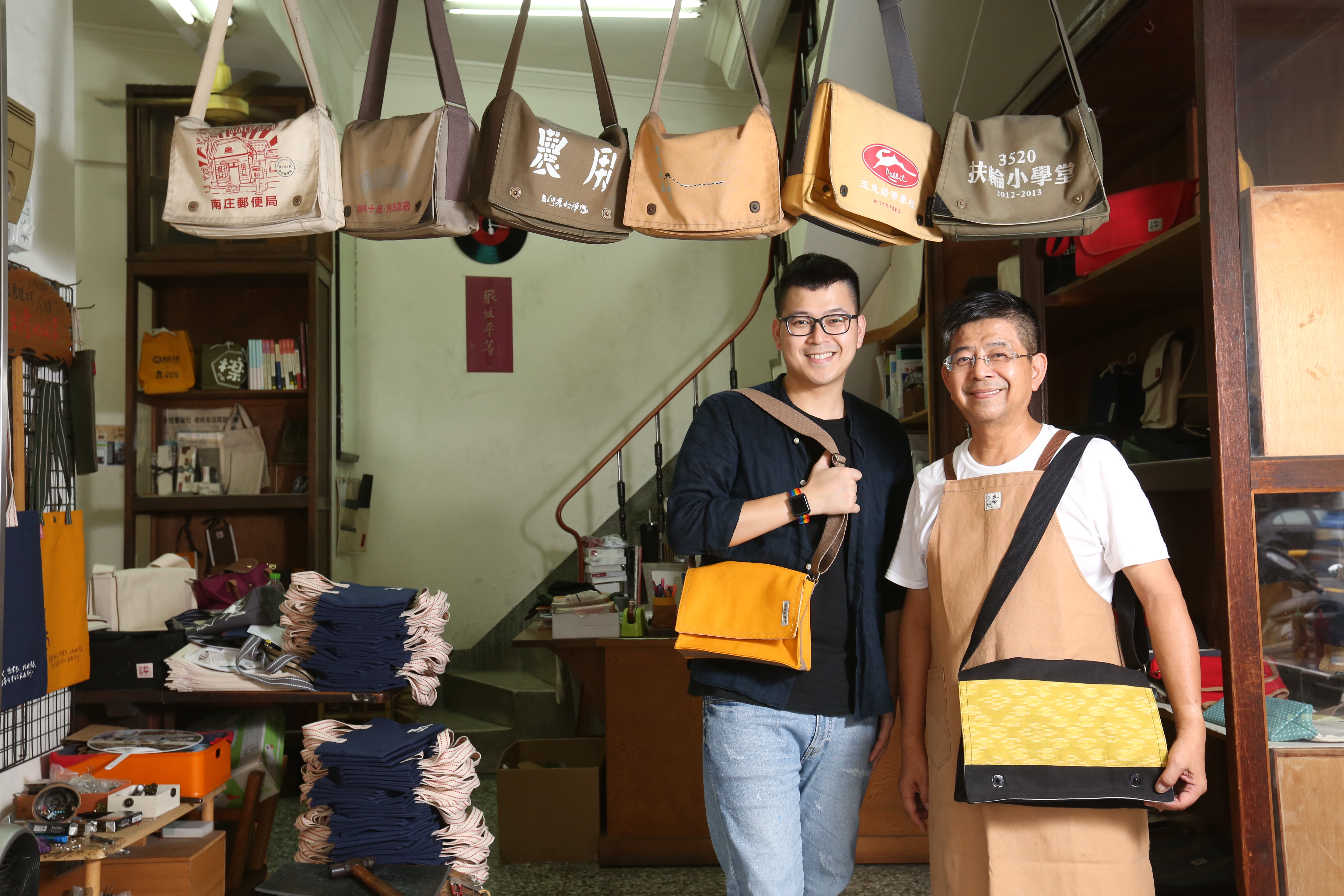 有一甲子歷史的合成帆布行經過第二代許勝凱轉型，現有第三代許晉嘉加入經營。