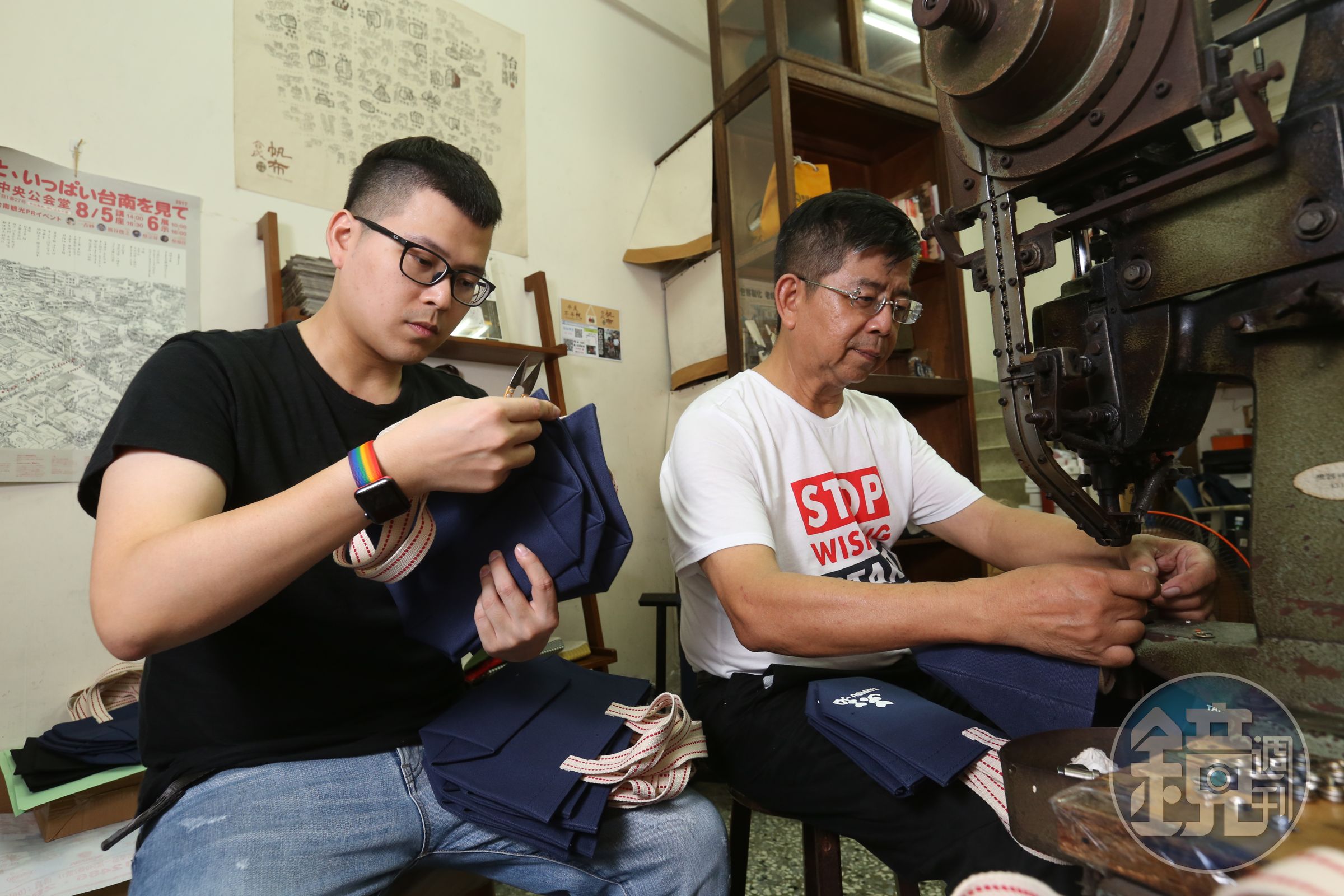 合成帆布行已有一甲子歷史，目前由第二代許勝凱（右）和第三代許晉嘉（左）經營。