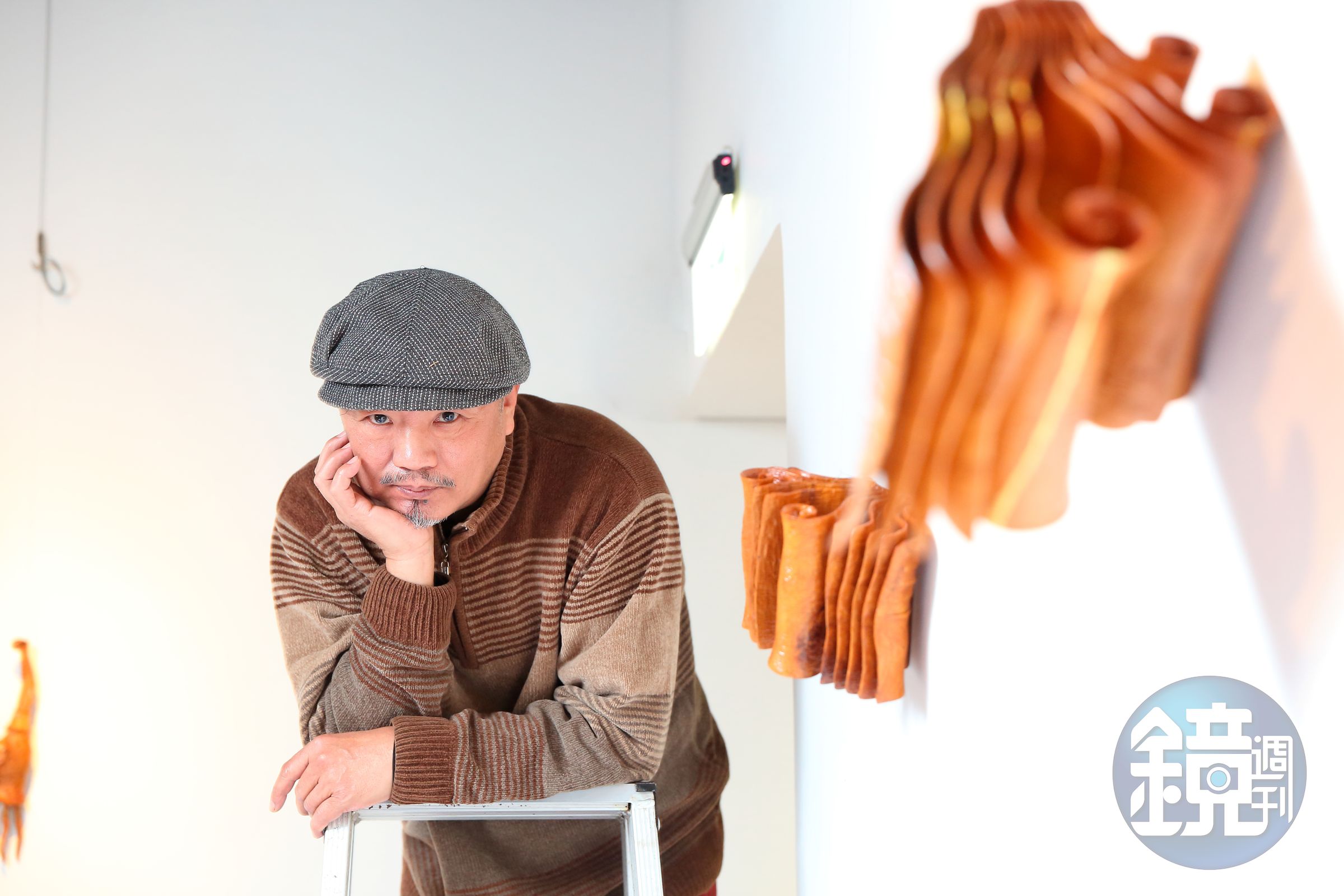 梁平正強調順性而雕，作品中保留不少木頭原有的蛀洞和紋理。