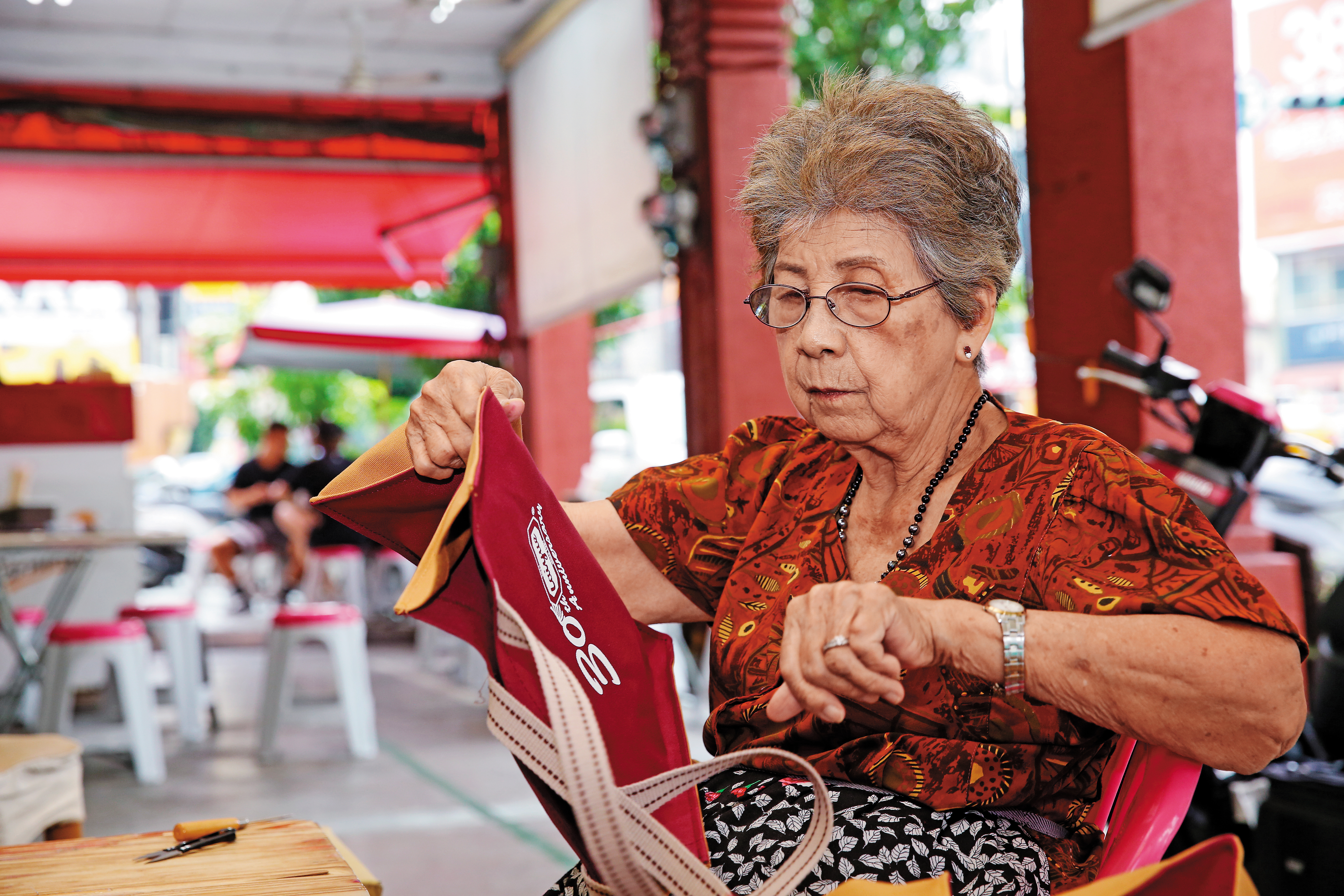 許晉嘉的奶奶、第一代老闆娘許陳燕已八十多歲,每天仍在騎樓下剪線頭,也是許多人觀光客喜愛拍攝的「台南風景」。