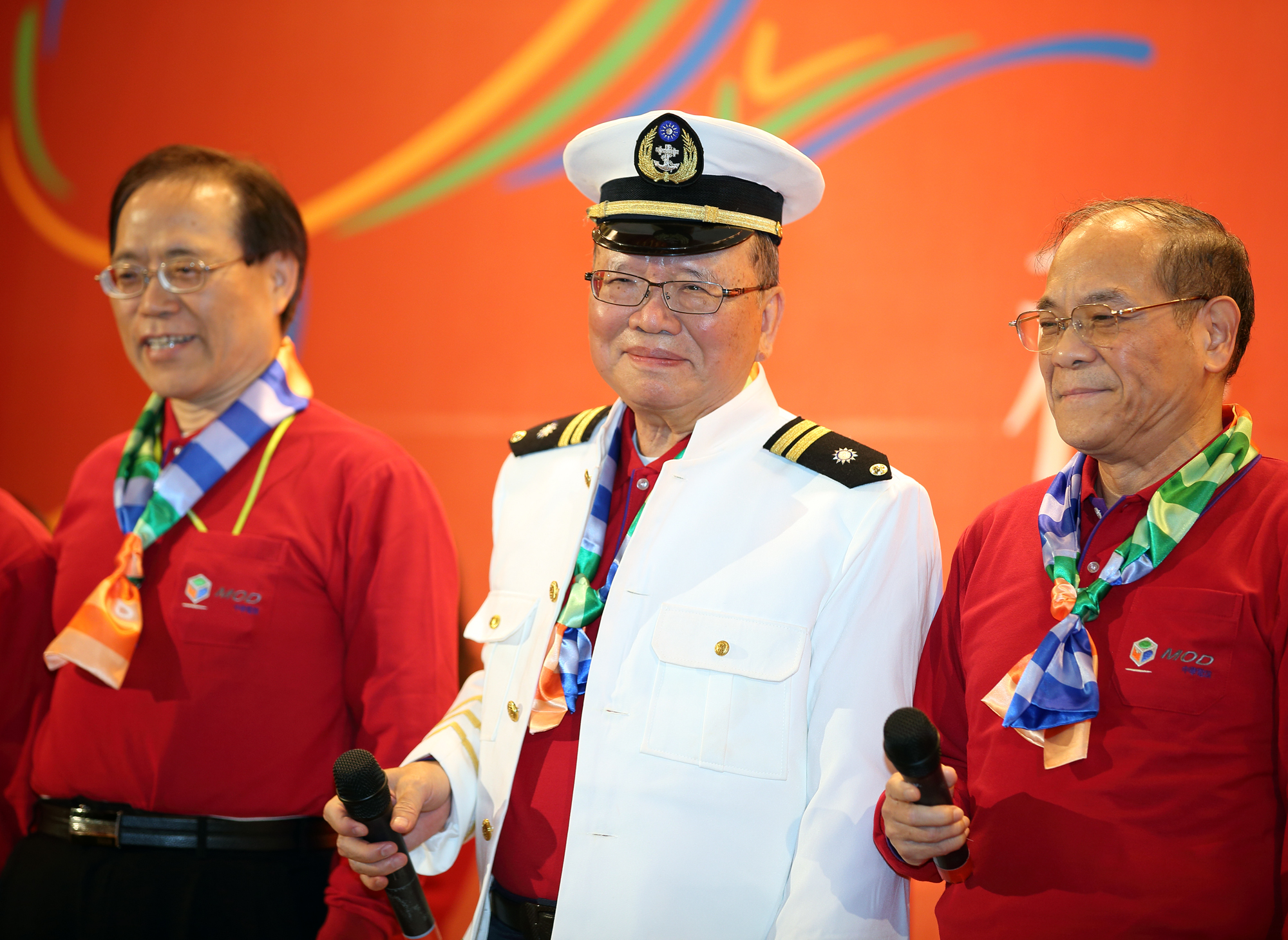 在新任董座鄭優（中）改革下，中華電信MOD去年大幅成長30萬用戶