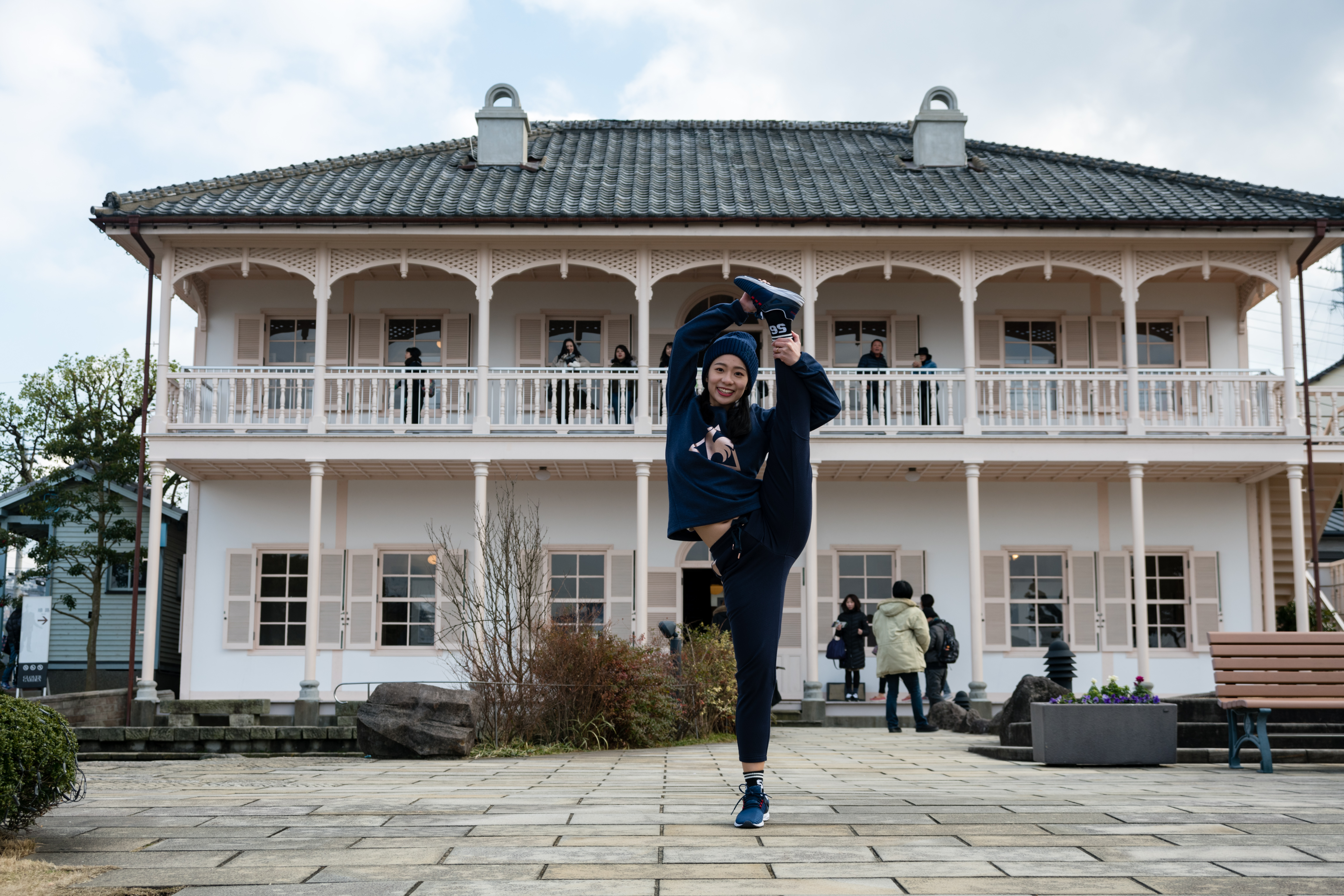 哥拉巴園洋式建築前，一字馬留念。