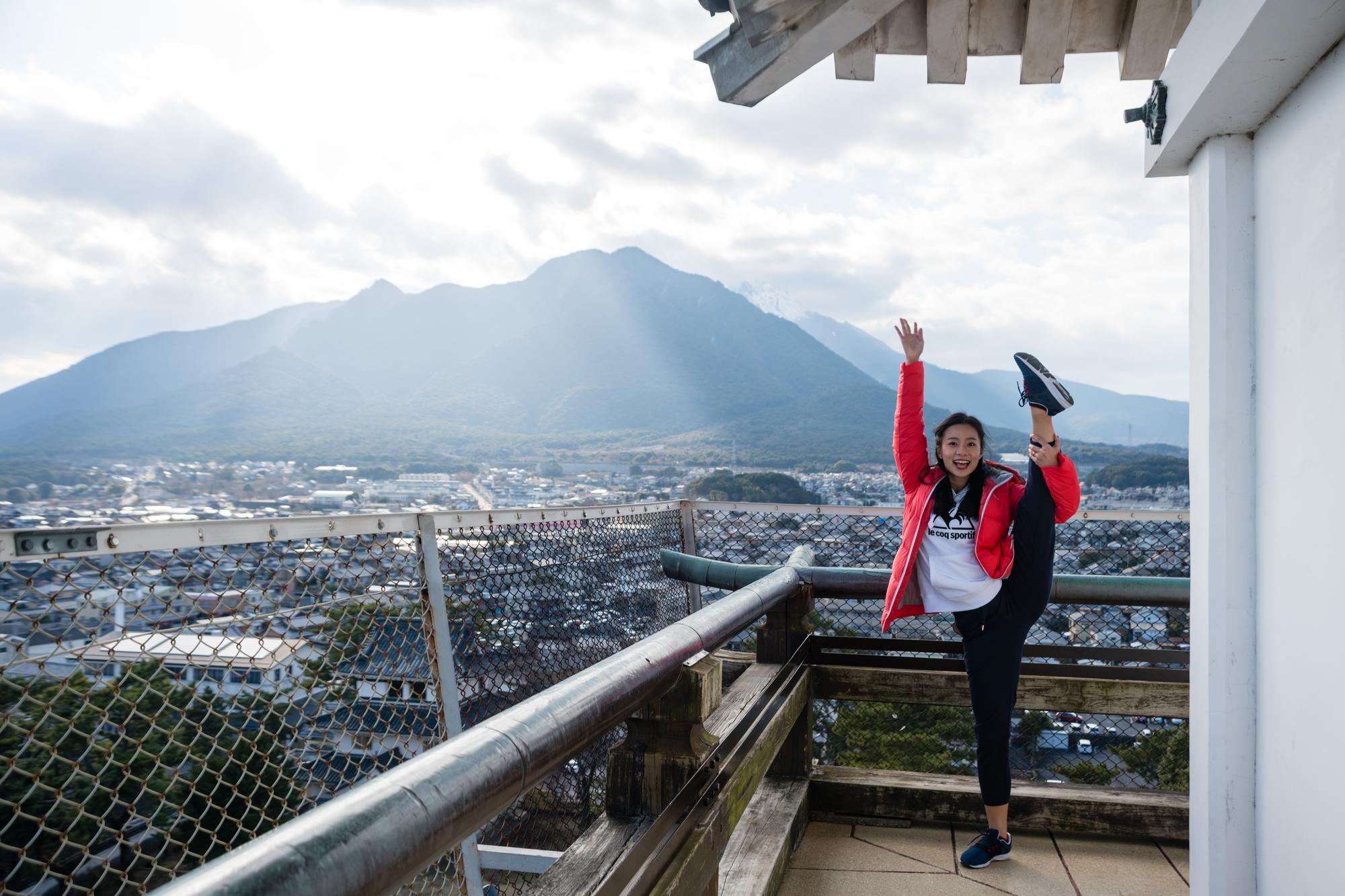 島原城頂,後方是平成新山,一字馬留念。
