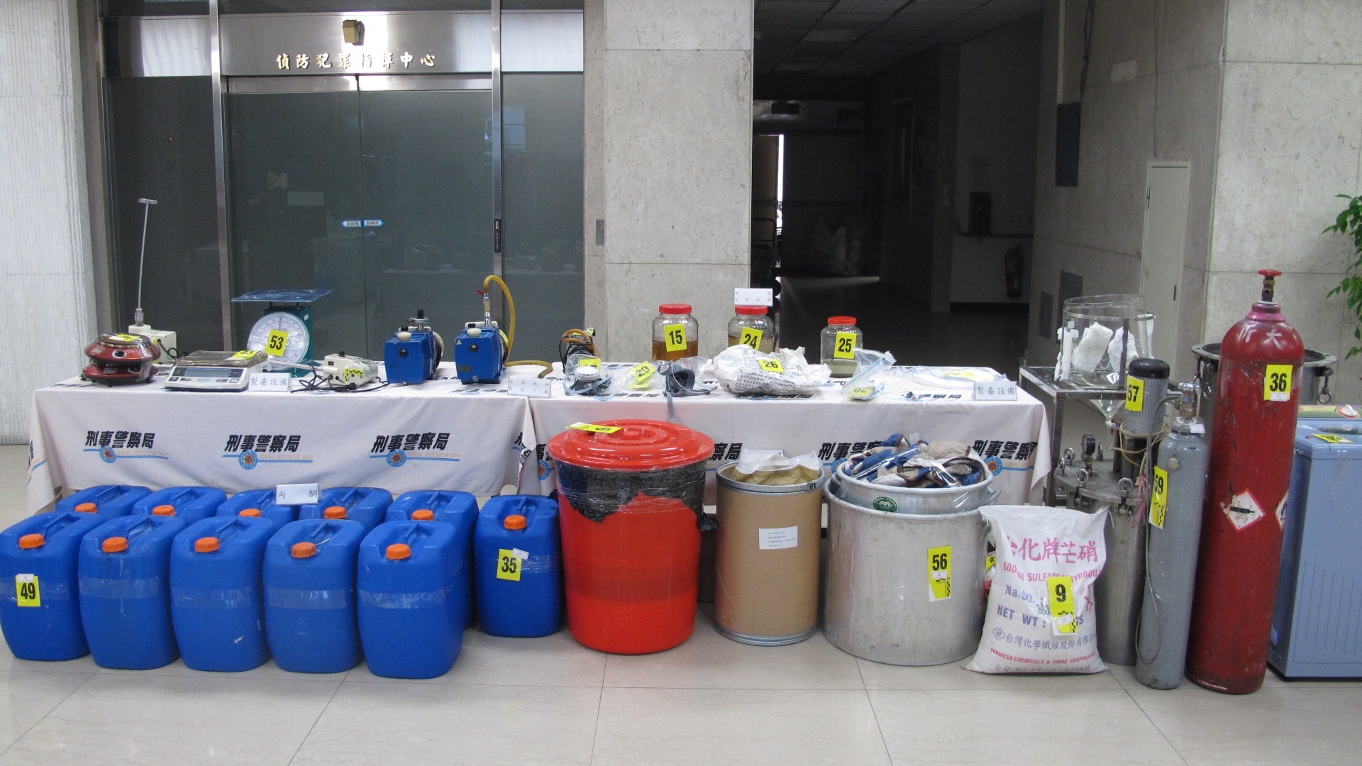 現場查獲超過1公噸的安毒、K毒成品和半成品，市價超過2億7000萬元。