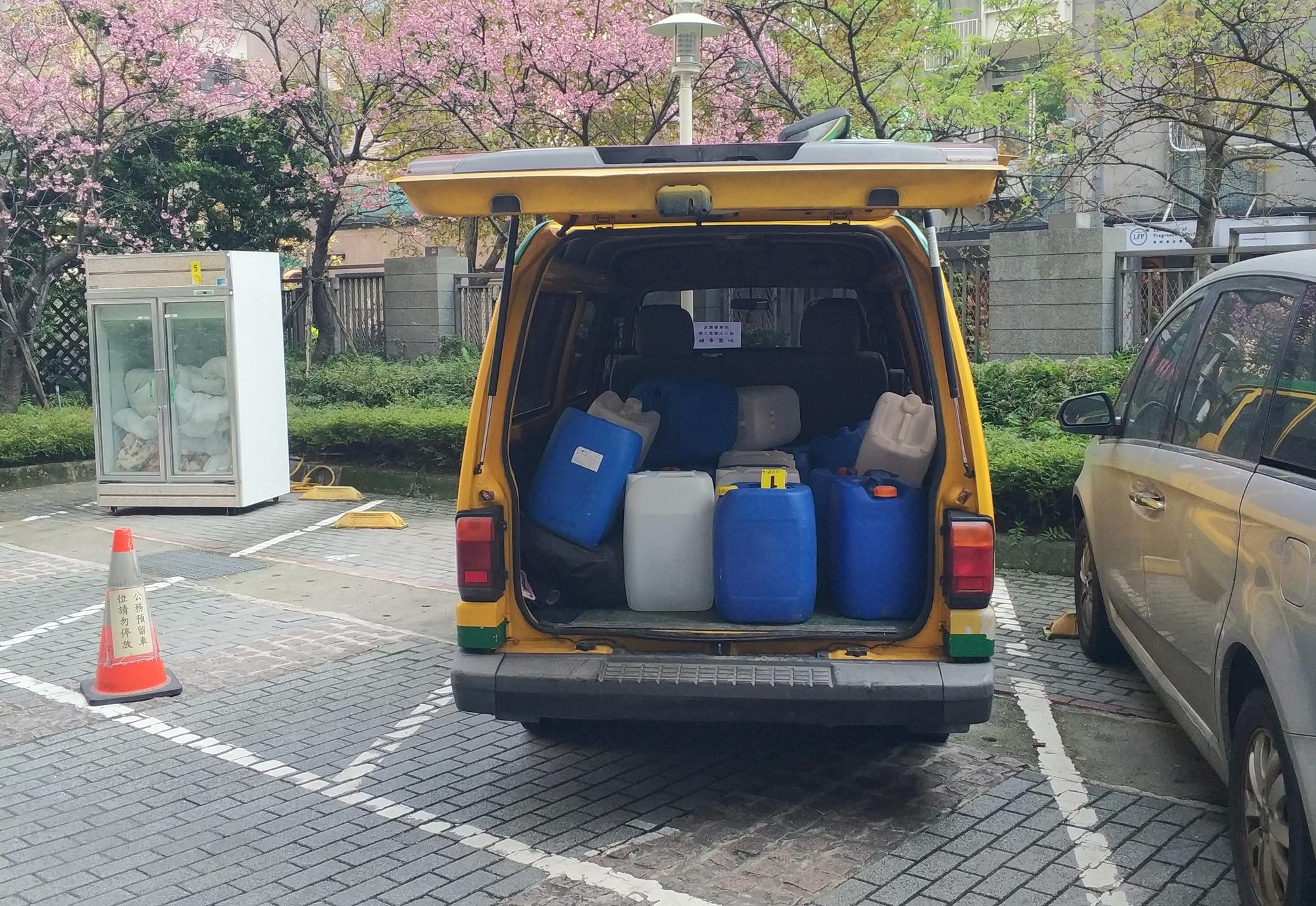 嫌犯為掩人耳目,用幼稚園娃娃車載運毒品。