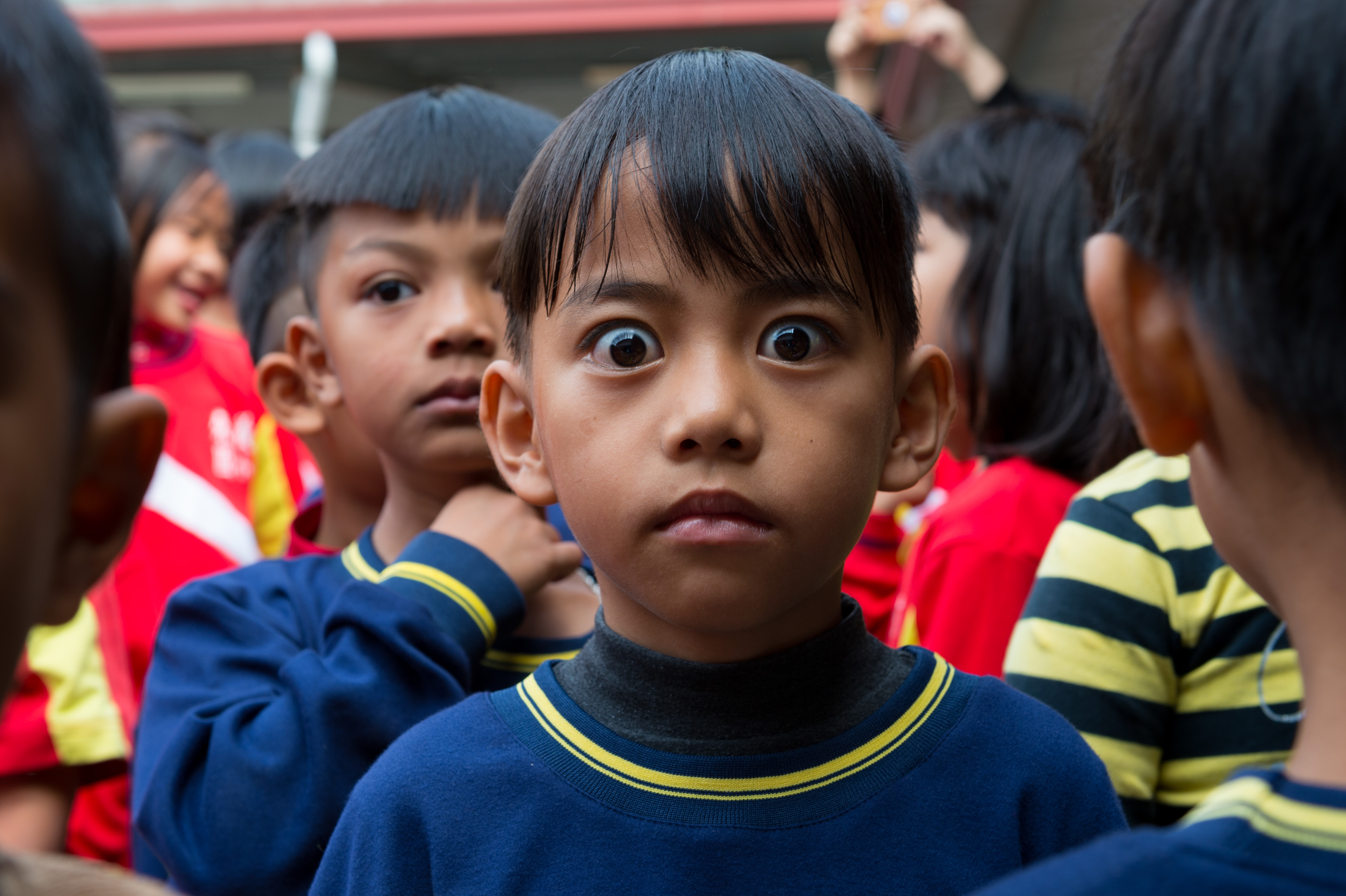 隊伍中，我看到一位眼睛好大好漂亮的一年級同學。