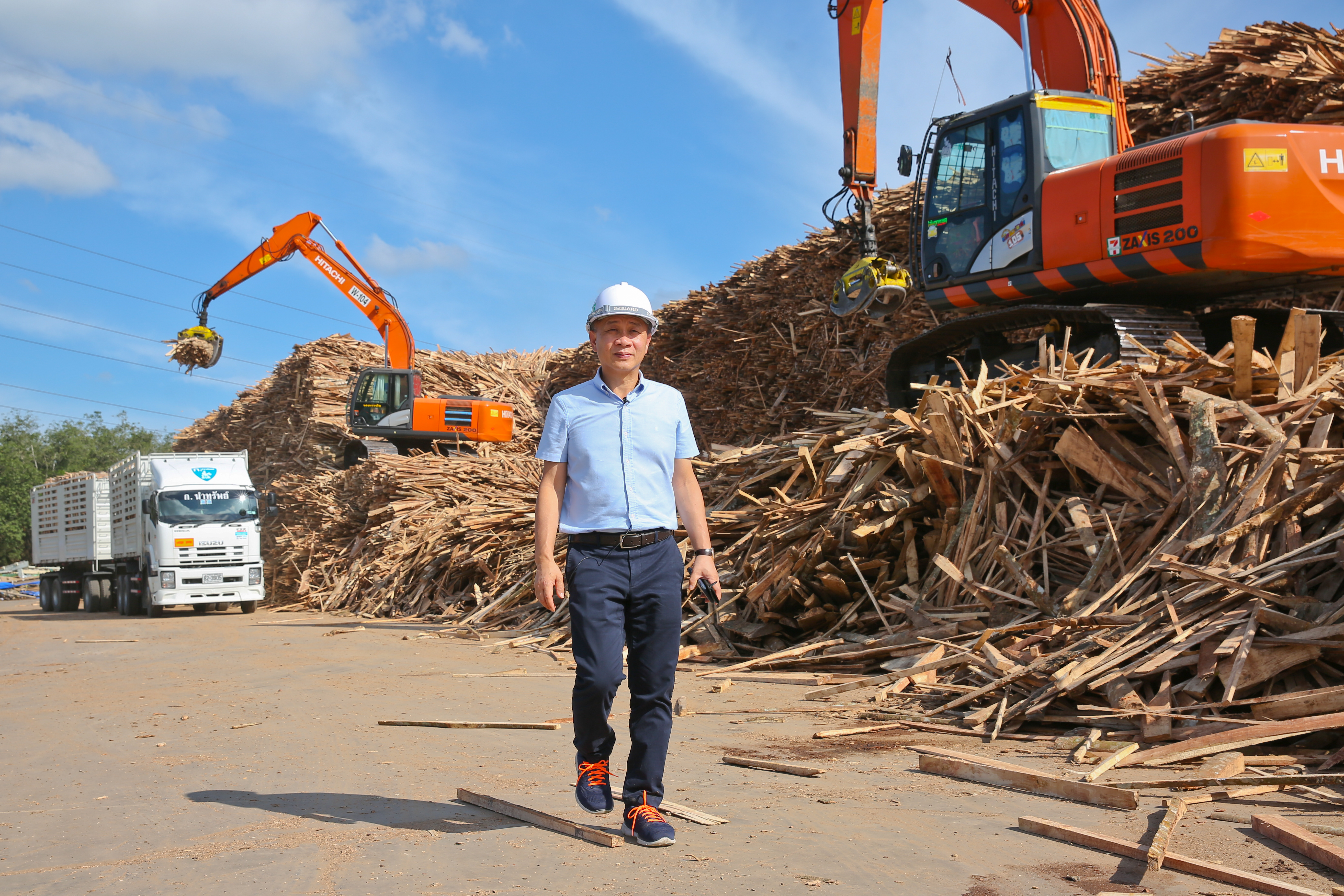 謝榮輝19年前離鄉赴泰國南部設廠，從實木加工跨入生產塑合板，打造亞洲第二大塑合板廠，年營收達34億元。