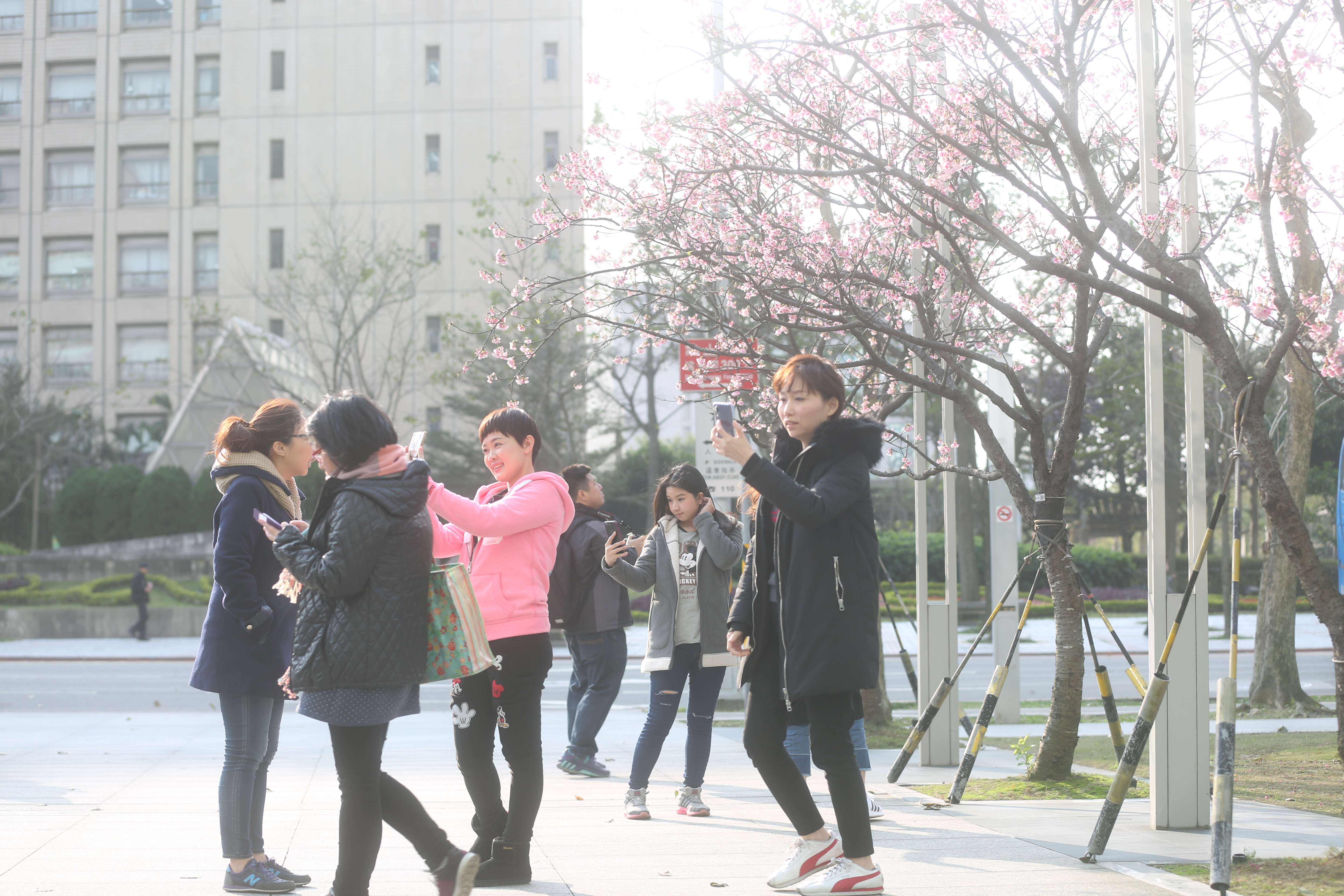 今天全台各地溫暖晴朗，中南部地區的空氣品質不佳，應多加留意。