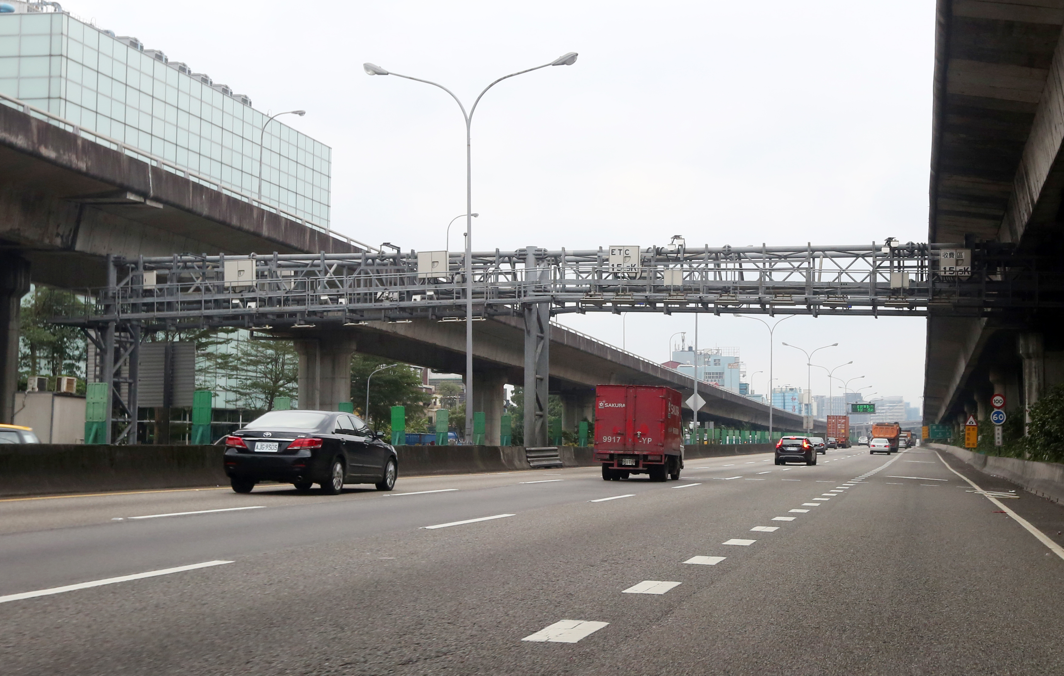 西部國道上午保持順暢，時速都保持在80公里以上。