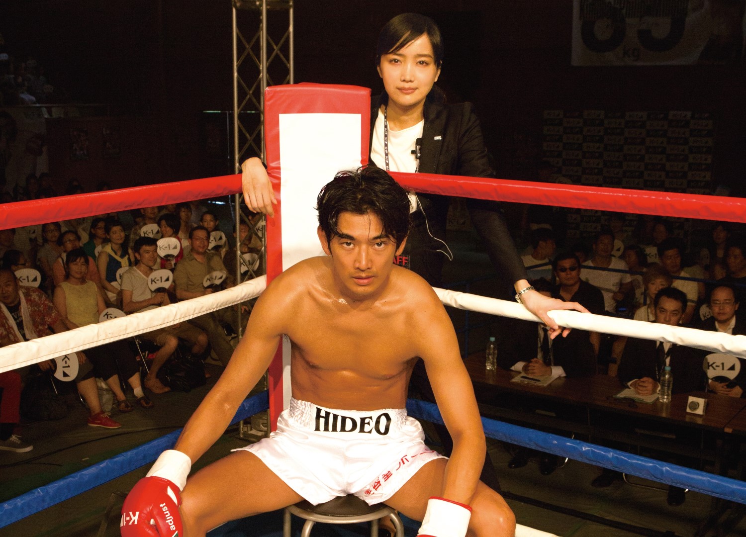 帥氣男星瑛太在《沒關係，是渣男啊》扮演魯蛇，他發現女友和摔角選手有曖昧，不惜跳上擂台要與對方「釘孤枝」。（金馬執委會提供）