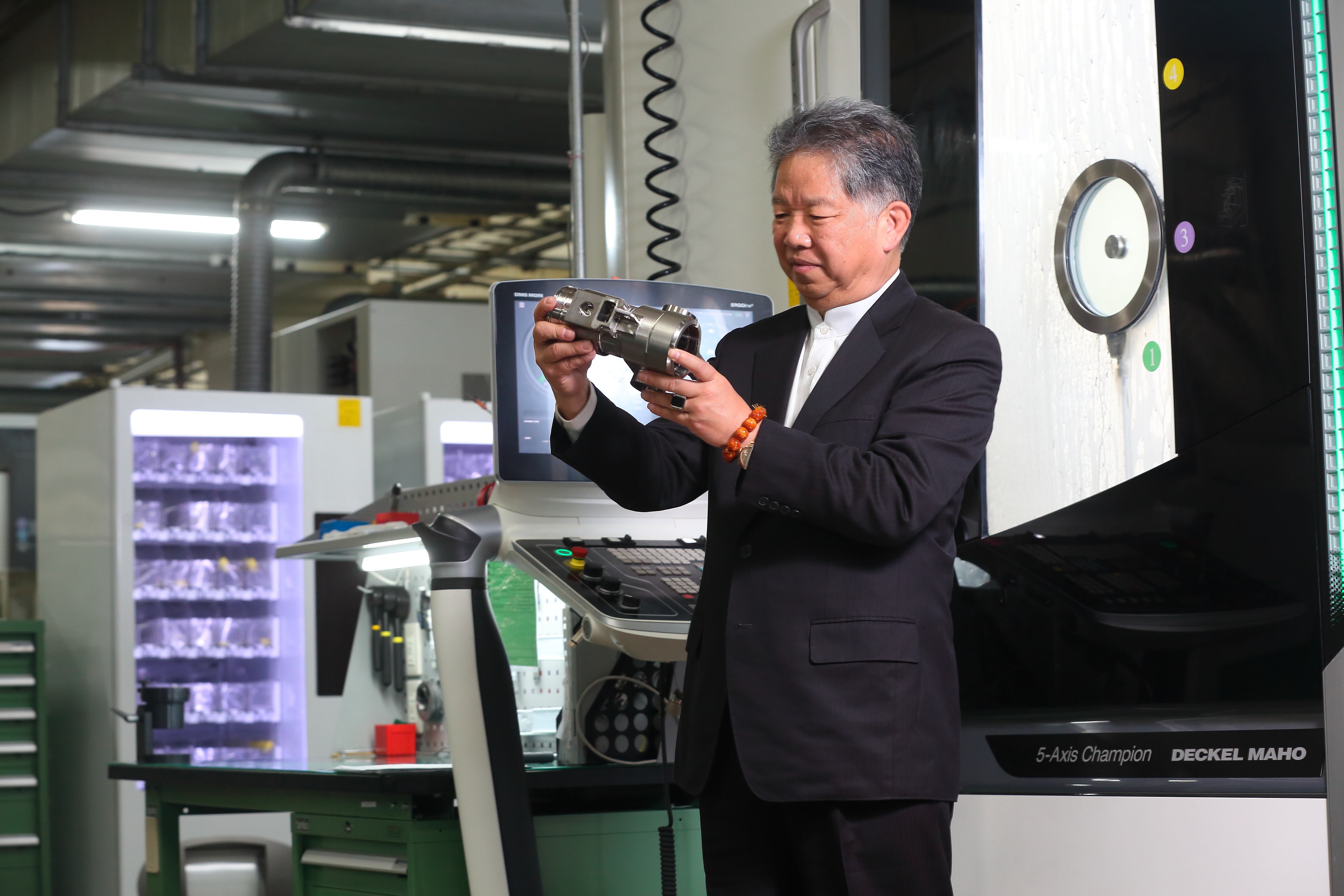 黃亞興帶領的時碩科技，去年營收33億元，感念母親從小教他的生意經，包括要反省、分享、精算成本等。