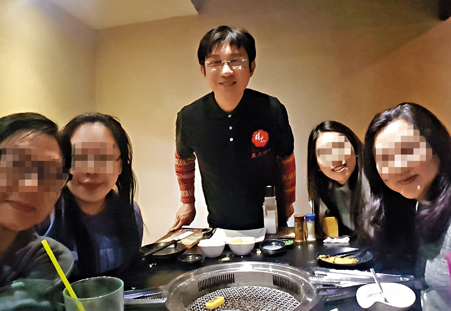 有客人認出江明學，他便大方地與客人合照。（翻攝自禧太炭火燒肉）