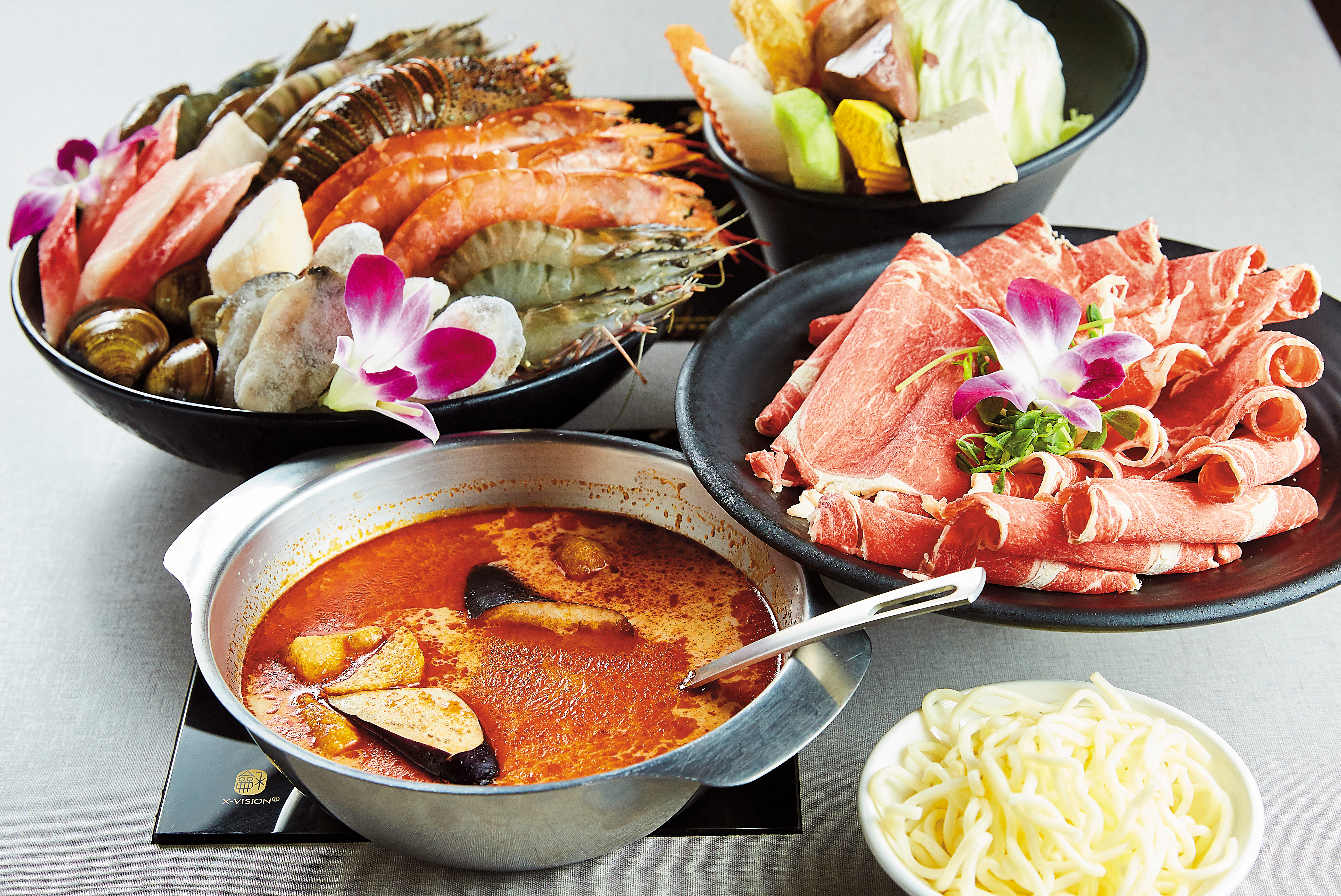 火鍋店的本地黄牛（NT$790）及雙人豪華龍蝦综合海鲜拼盤（NT$2,299），食材澎湃，讓2人眼睛為之一亮。