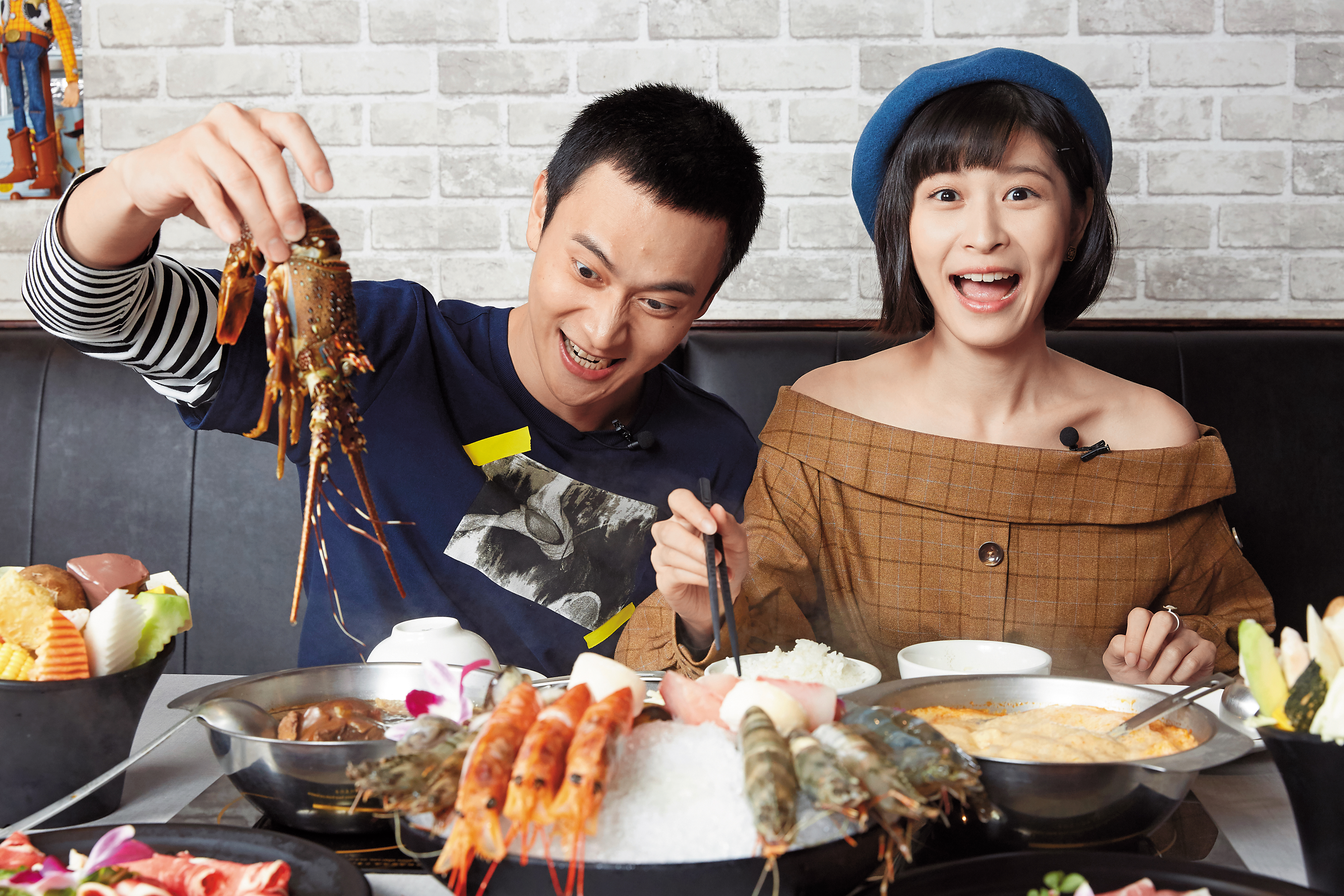 2人來到火鍋店，愛耍寶的劉冠廷（左）拿著龍蝦把玩，將江宜蓉（右）晾一旁。