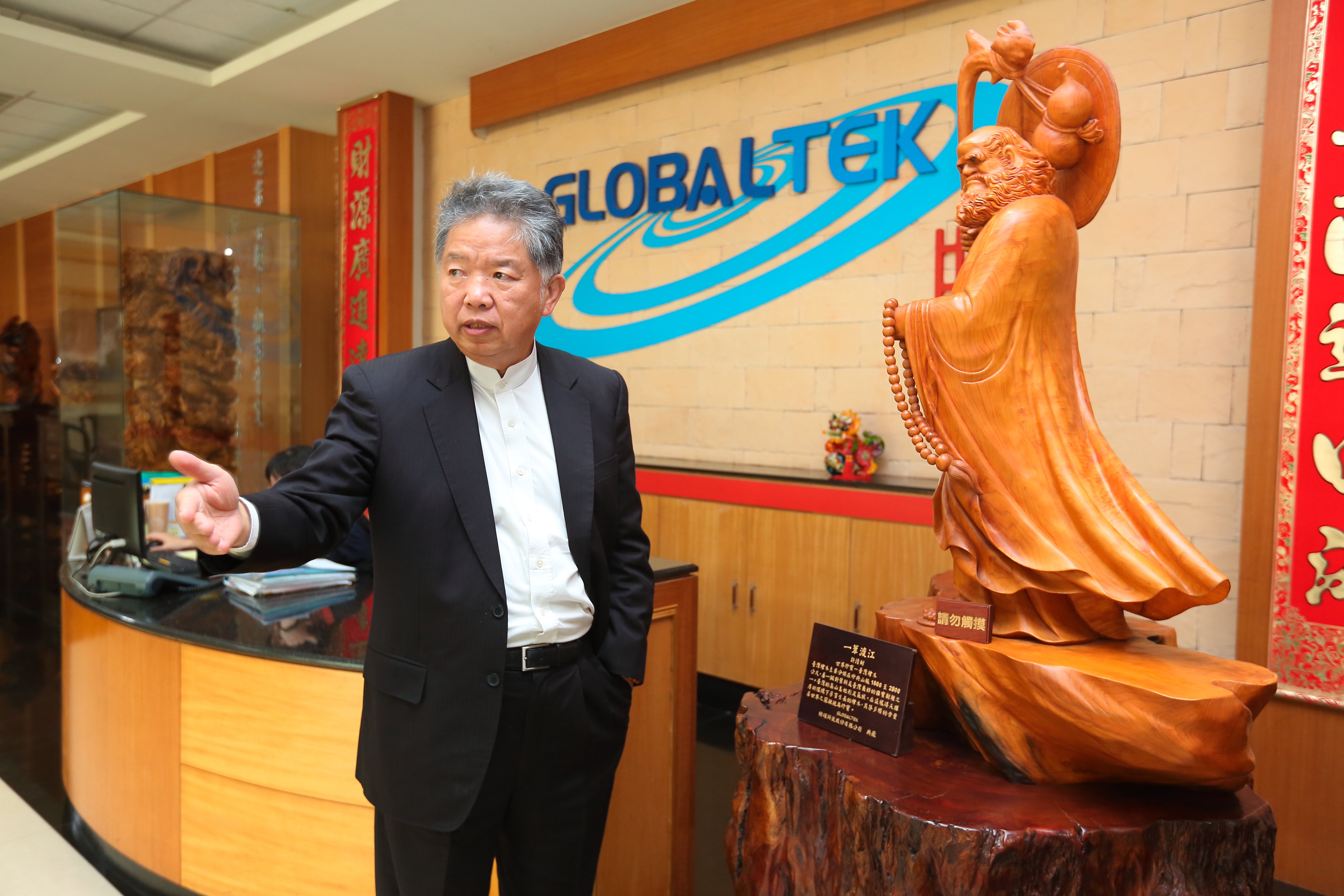 時碩科技董事長黃亞興為求大氣，也讓客戶不全然只想著殺價，還能看到公司的價值，他會在大廳上擺放許多大型木雕藝術品。