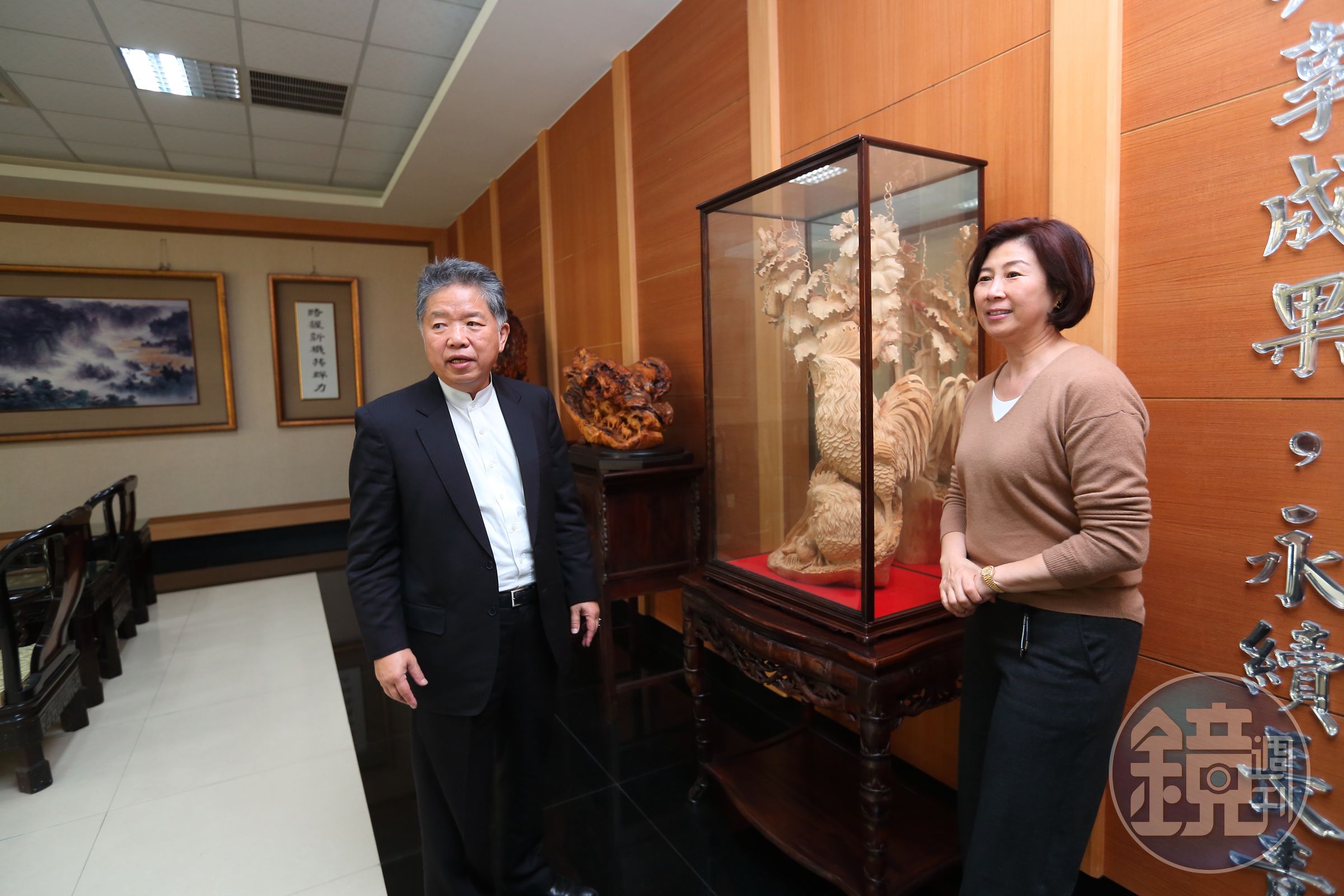 黃亞興（中）和老婆劉祖英（右）都喜歡大型木雕，認為木雕有深厚的文化底蘊。