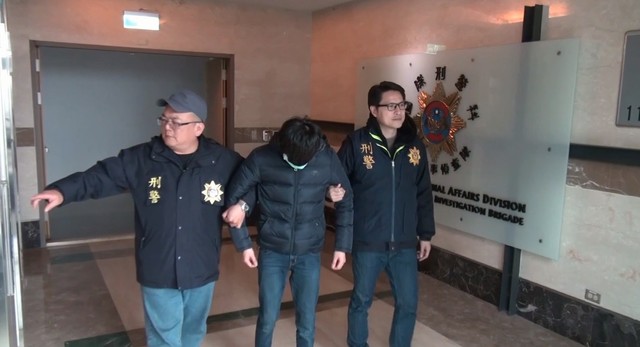 刑事局國際科將藏有大量兒童色情片的溫嫌帶回偵訊。（翻攝畫面）